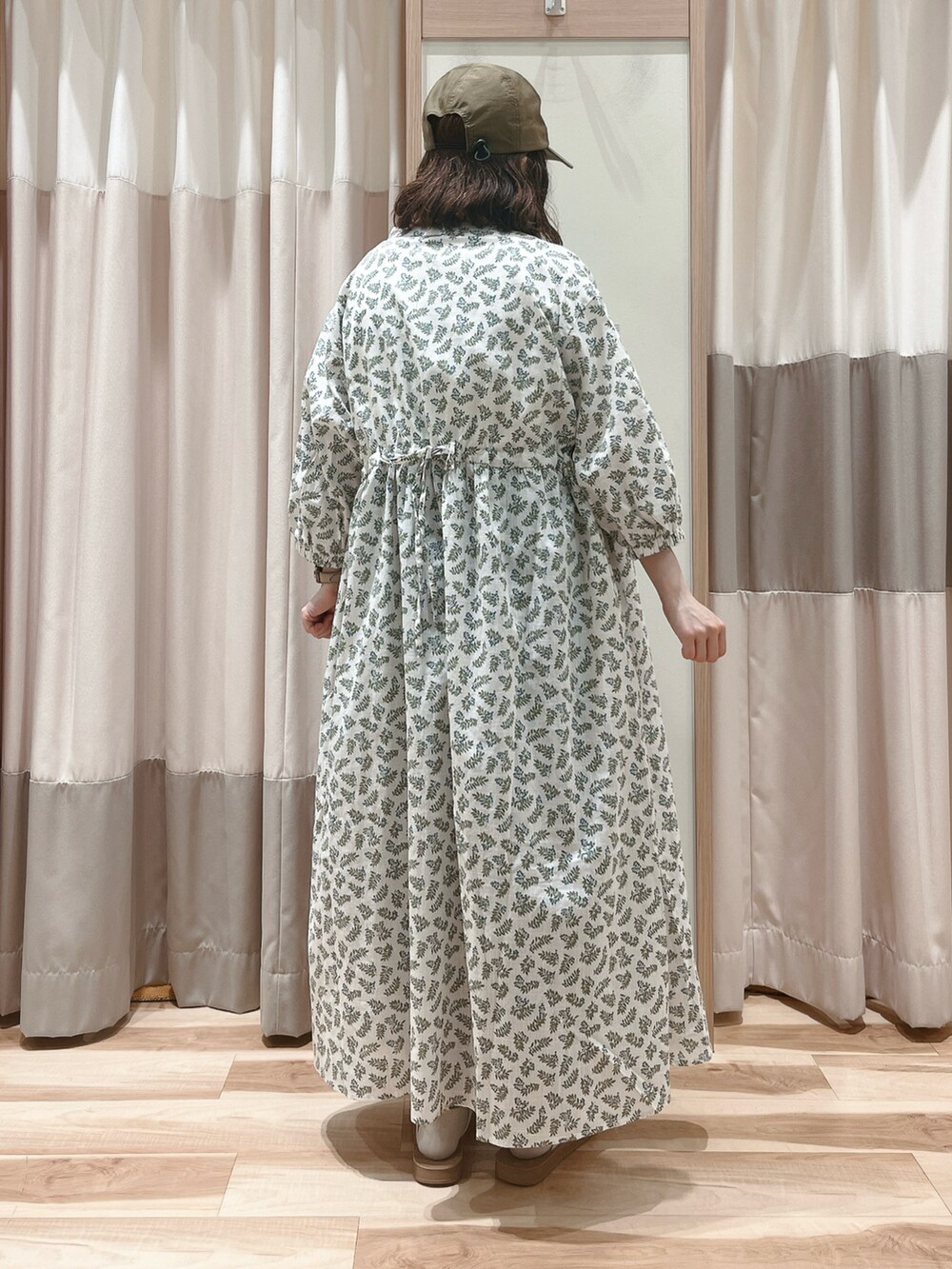 ホワイト系のTシャツ/カットソー、ホワイト系のワンピース、ブルー系のその他パンツを着用したレディースの夏コーディネートの2枚目の写真