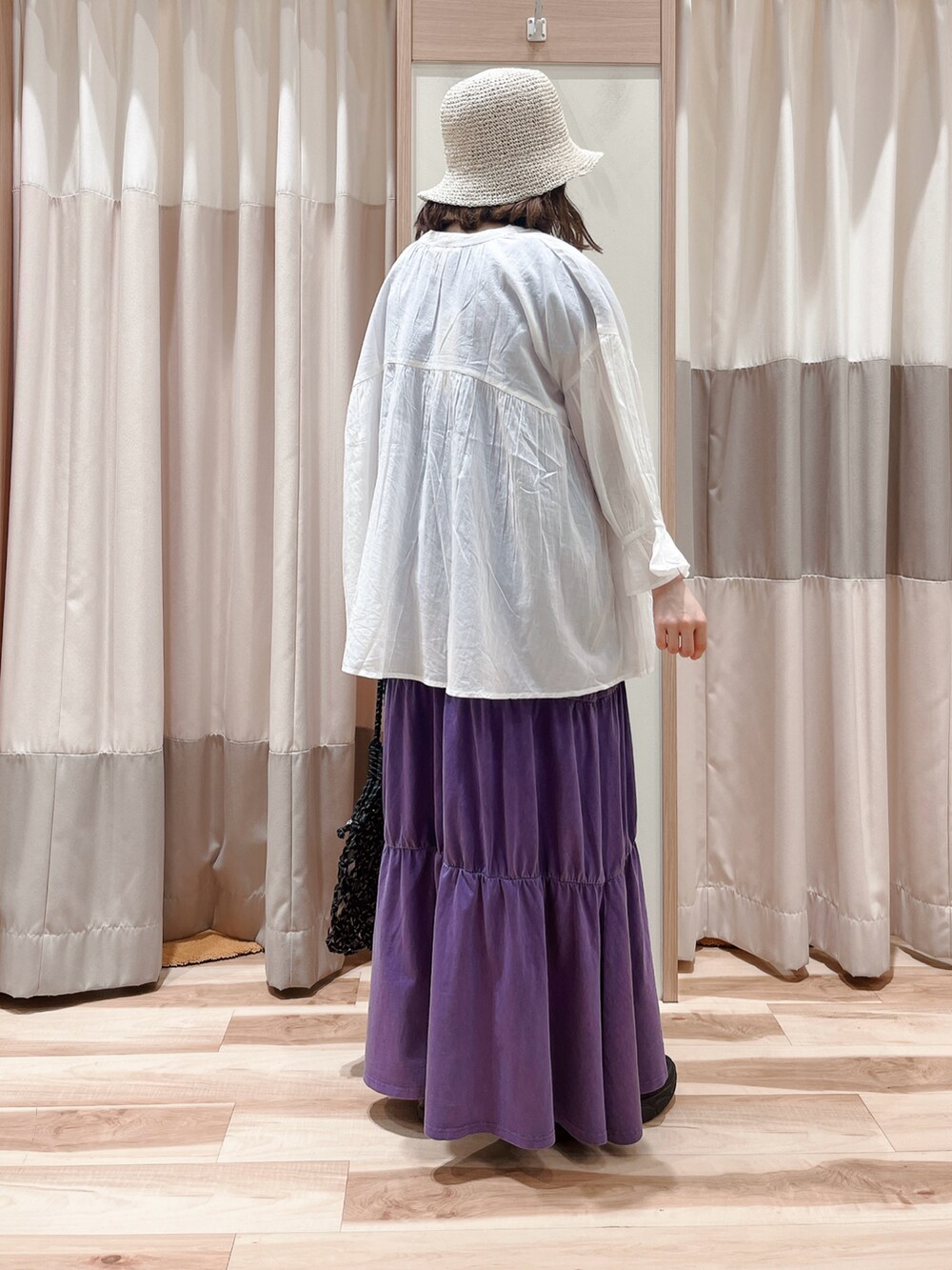 ホワイト系のシャツ/ブラウス、パープル系のワンピース、ブラック系のハンドバッグを着用したレディースの夏コーディネートの2枚目の写真