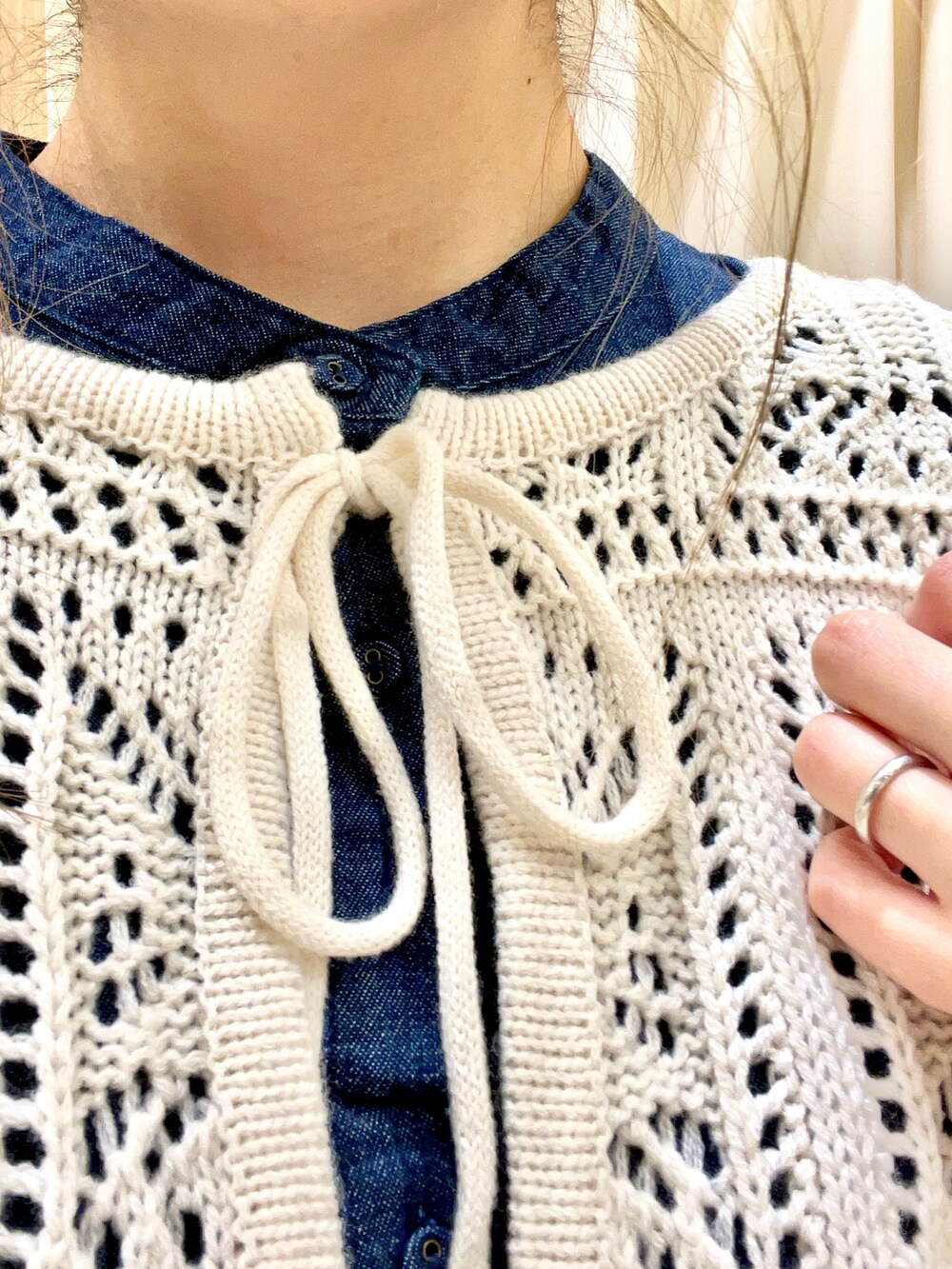 ホワイト系のニット/セーター、ブルー系のワンピース、ブラック系のシューズを着用したレディースの冬コーディネートの3枚目の写真