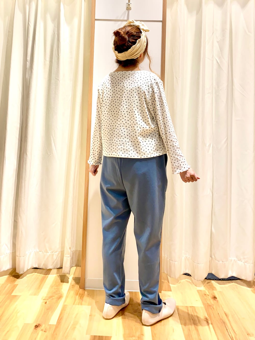 ブルー系のカーディガン/ボレロ、ブルー系のタンクトップ、ブルー系のその他パンツを着用したレディースの春コーディネートの2枚目の写真