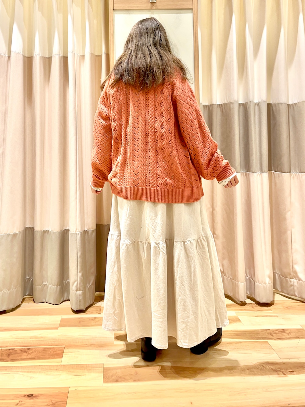 ホワイト系のシャツ/ブラウス、ピンク系のカーディガン/ボレロ、ホワイト系のスカートを着用したレディースの冬コーディネートの2枚目の写真