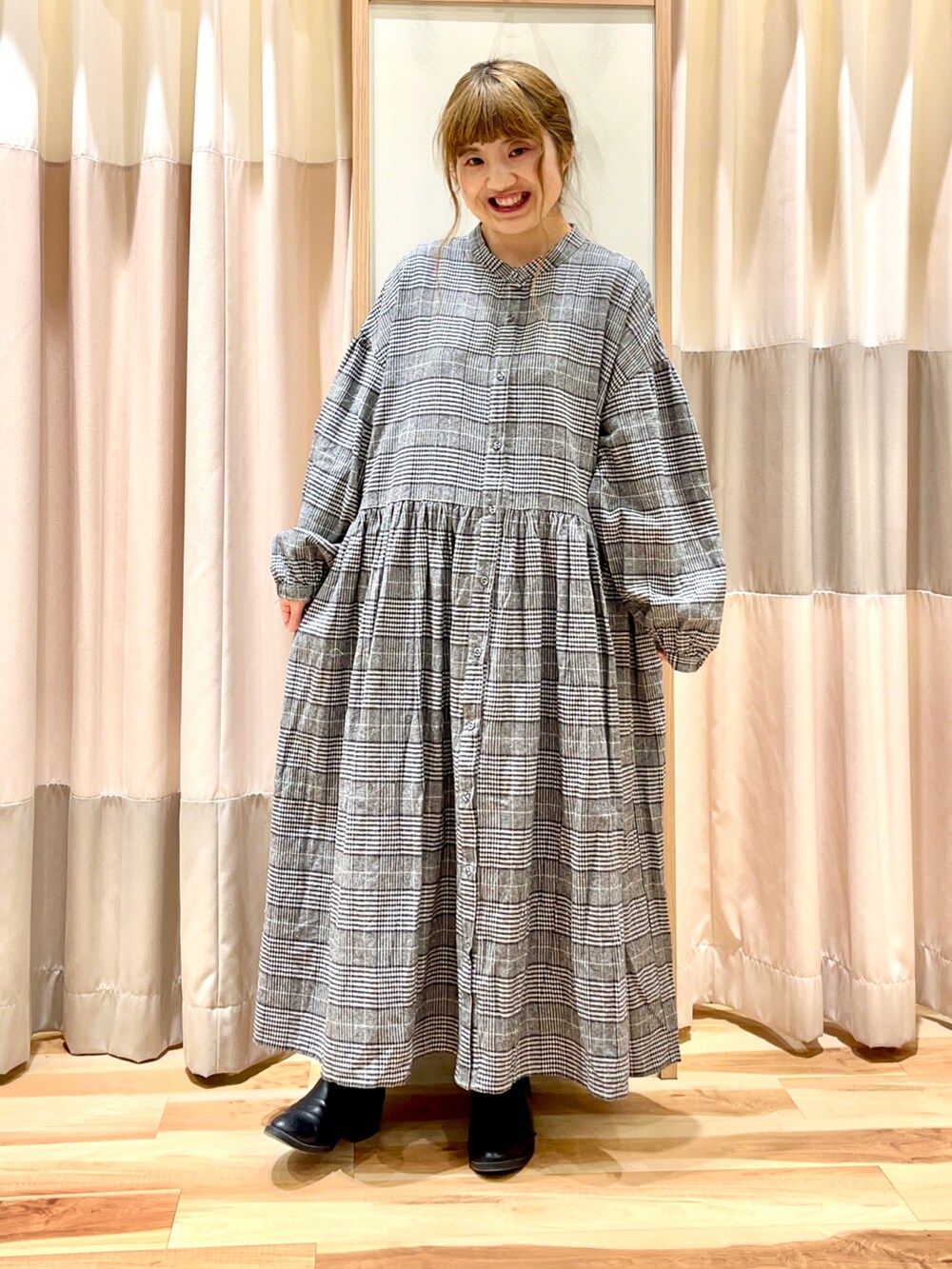 ホワイト系のニット/セーター、グレー系のワンピース、ブラック系のシューズを着用したレディースの冬コーディネートの3枚目の写真