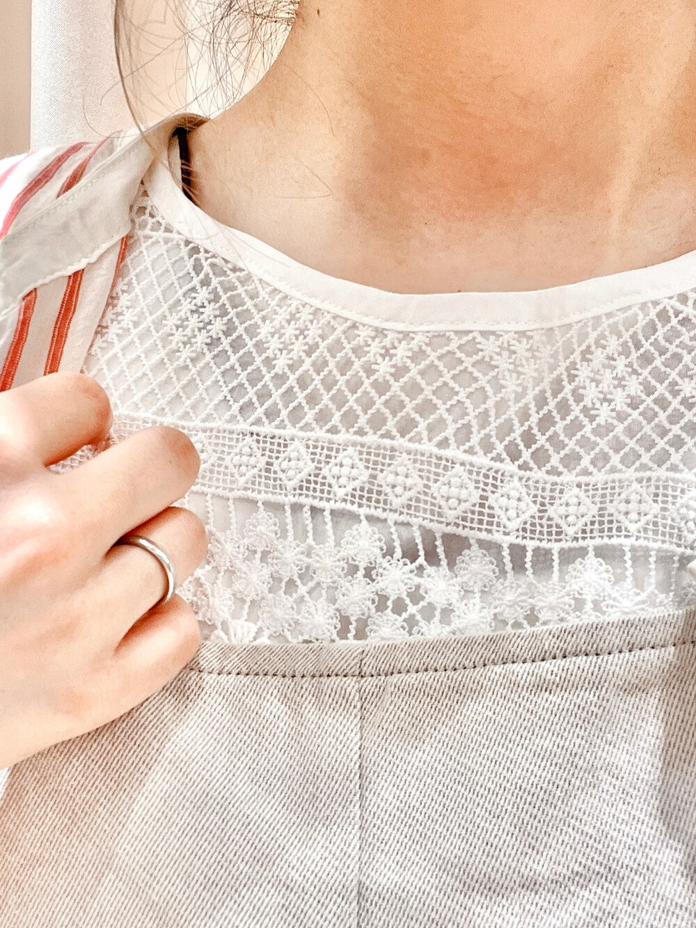 レッド系のワンピース、グレー系のサロペット/オーバーオール、ホワイト系のシャツ/ブラウスを着用したレディースの夏コーディネートの3枚目の写真