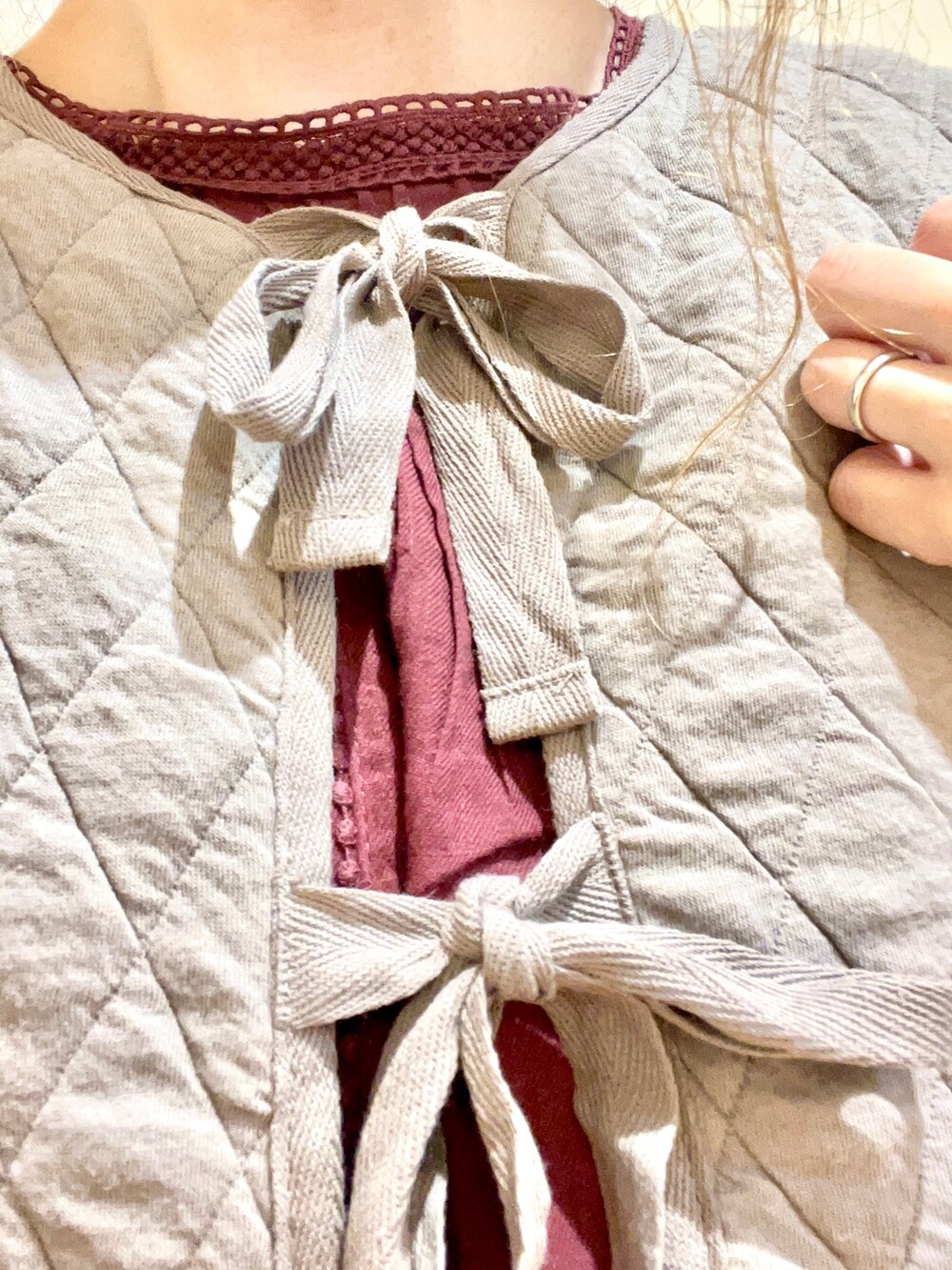 ベージュ系のベスト、レッド系のシャツ/ブラウス、ベージュ系のその他パンツを着用したレディースの秋コーディネートの3枚目の写真