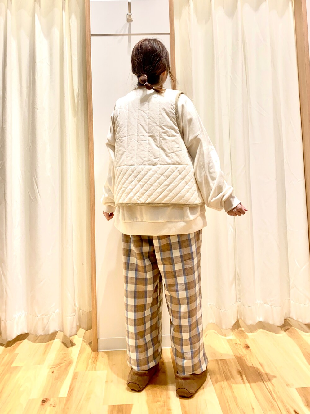 ホワイト系のスウェット、ホワイト系のベスト、ホワイト系のその他パンツを着用したレディースの冬コーディネートの2枚目の写真