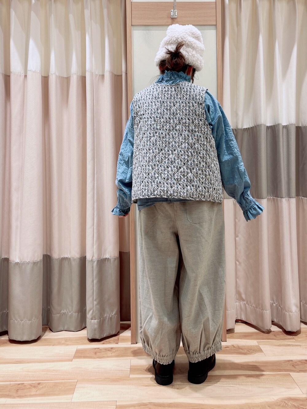 ホワイト系のベスト、ブルー系のシャツ/ブラウス、グレー系のその他パンツを着用したレディースの冬コーディネートの2枚目の写真