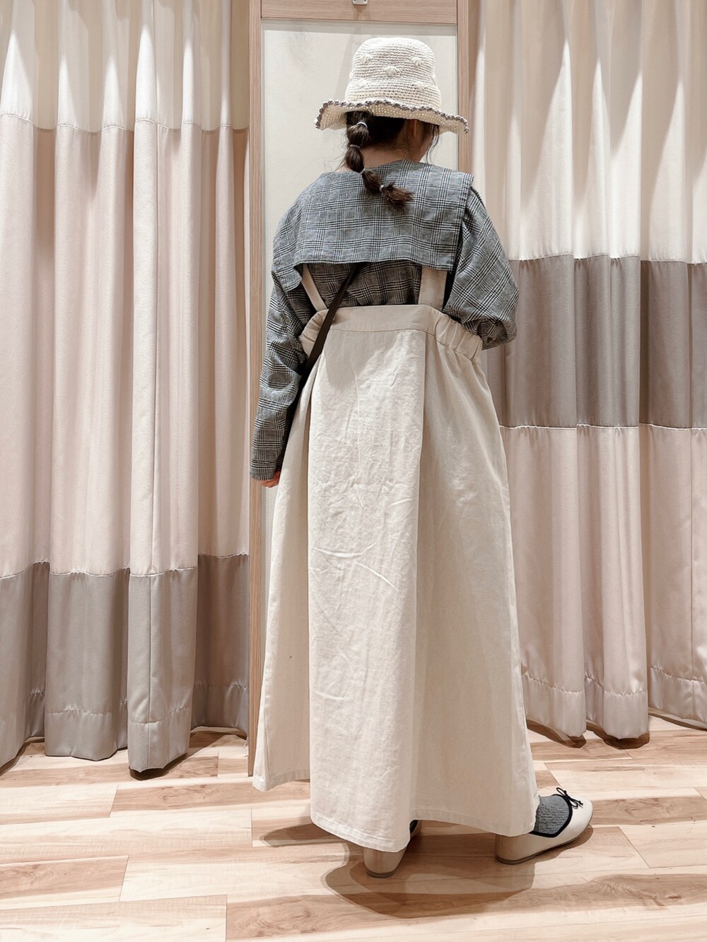 ブラック系のシャツ/ブラウス、ホワイト系のワンピース、ブラウン系のハンドバッグを着用したレディースの春コーディネートの2枚目の写真