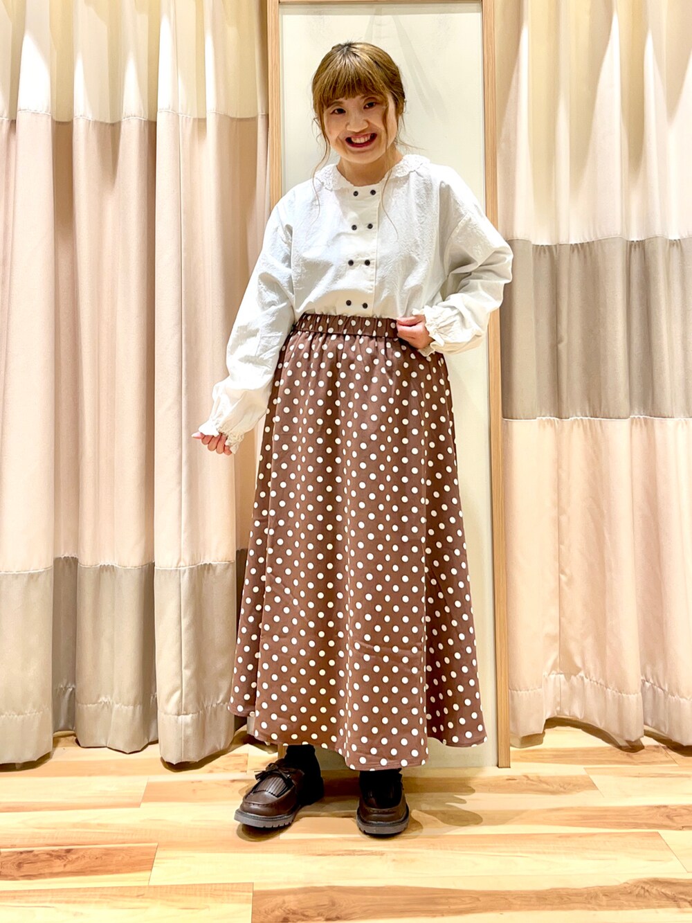 ホワイト系のシャツ/ブラウス、ベージュ系のノーカラージャケット、ブラウン系のスカートを着用したレディースの冬コーディネートの3枚目の写真