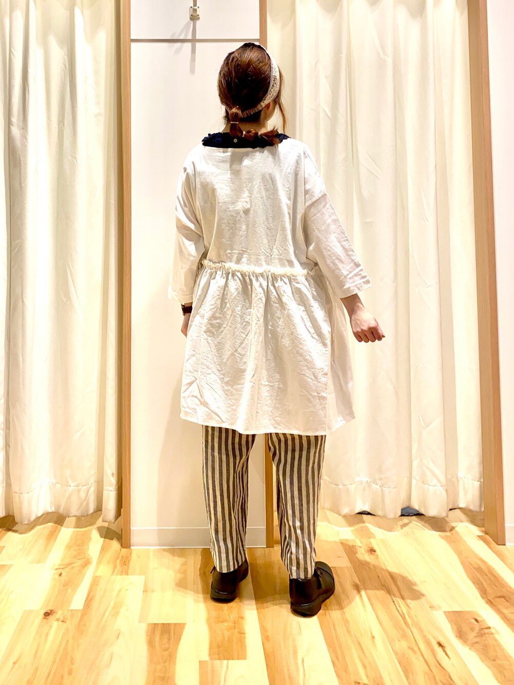 ホワイト系のTシャツ/カットソー、ブラック系のTシャツ/カットソー、ホワイト系のその他パンツを着用したレディースの春コーディネートの2枚目の写真