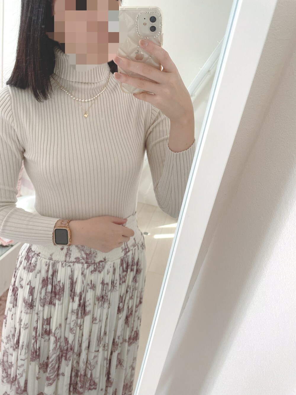 ベージュ系のジャケット/アウター、ホワイト系のニット/セーター、ピンク系のスカートを着用したレディースの秋コーディネートの2枚目の写真