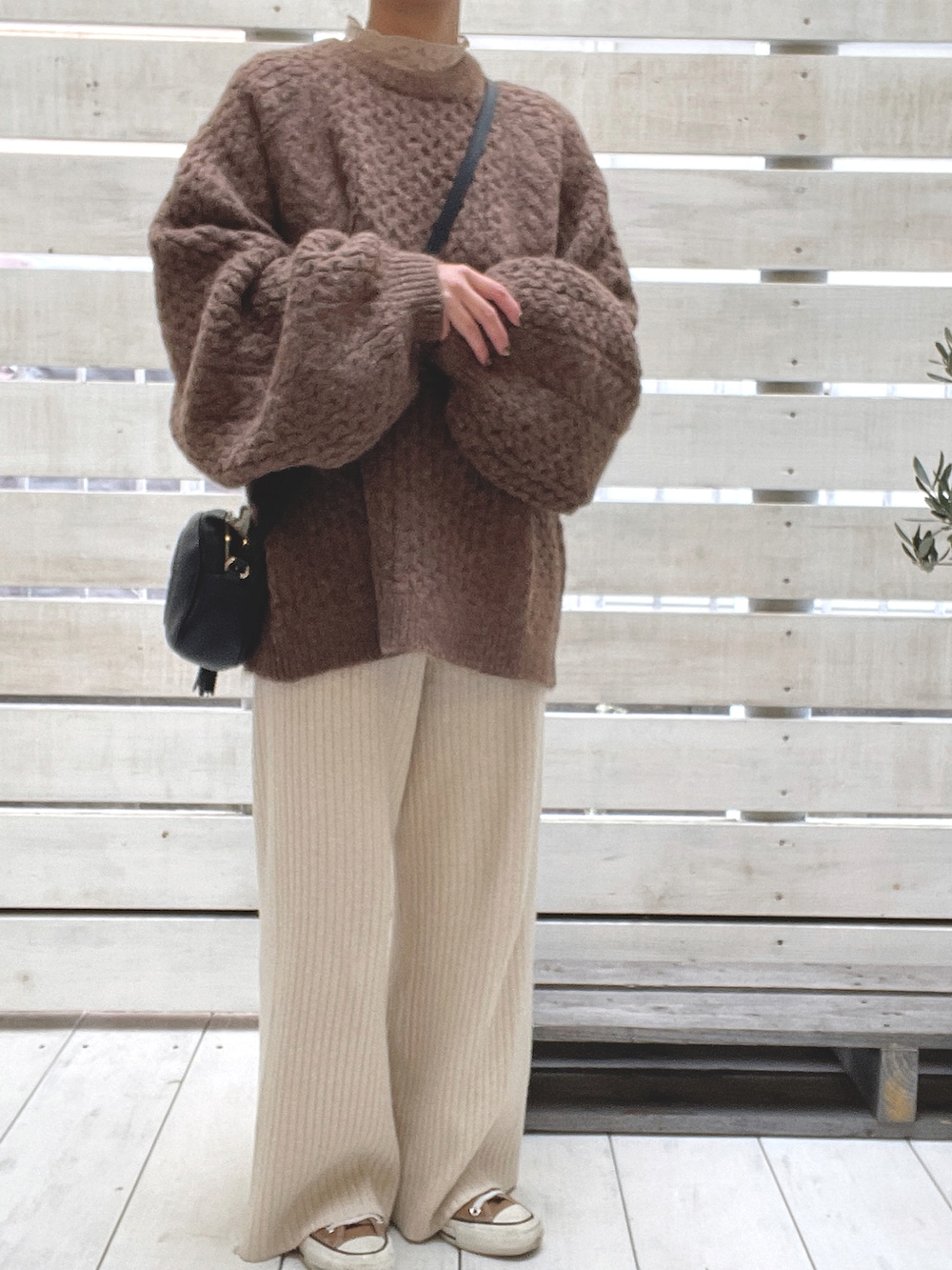 ベージュ系のその他パンツ、ブラウン系のニット/セーター、ブラウン系のスニーカーを着用したレディースの冬コーディネートの5枚目の写真