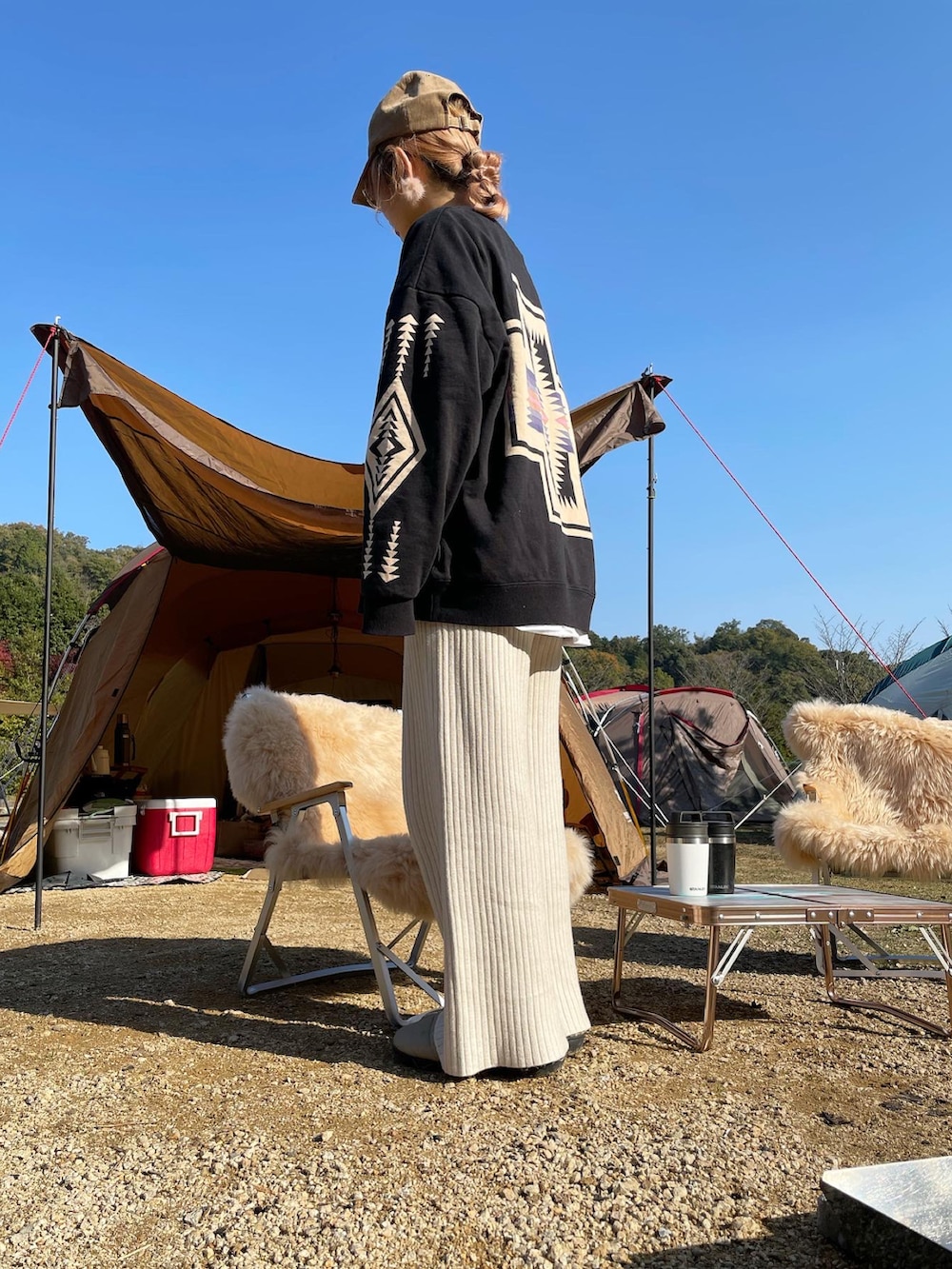 「スウェット、PENDLETON、ペンドルトン、キャンプ、キャンプスタイル、キャンプコーデ、カジュアル、カジュアルコーデ、ニットパンツ、ラクチンコーデ」｜「Auntie Rosa Holidayのリブニットパンツ（その他パンツ、ベージュ系）」を使った、saoさん（レディース・156cm）の冬コーディネートの2枚目の写真