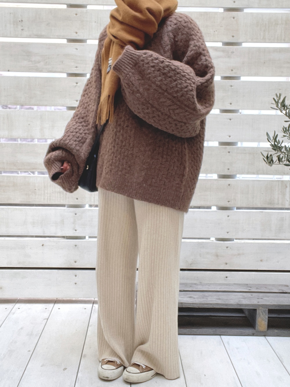 ベージュ系のその他パンツ、ブラウン系のニット/セーター、ブラウン系のスニーカーを着用したレディースの冬コーディネートの2枚目の写真