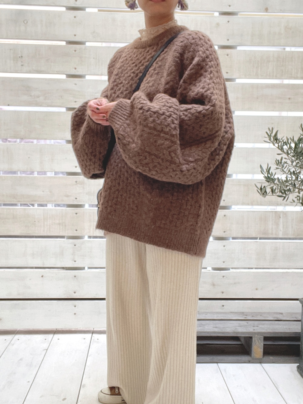 ベージュ系のその他パンツ、ブラウン系のニット/セーター、ブラウン系のスニーカーを着用したレディースの冬コーディネートの4枚目の写真