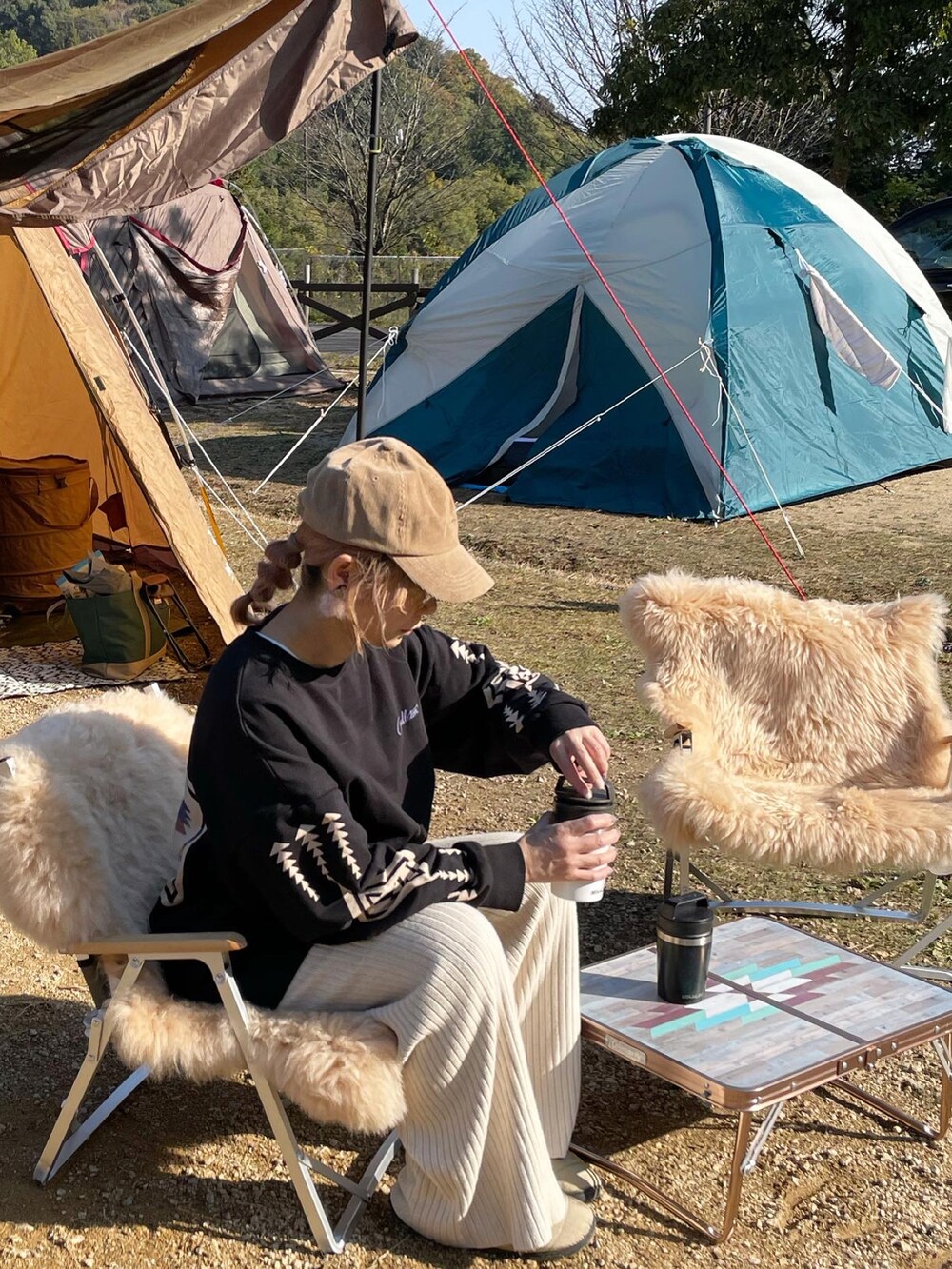 「スウェット、PENDLETON、ペンドルトン、キャンプ、キャンプスタイル、キャンプコーデ、カジュアル、カジュアルコーデ、ニットパンツ、ラクチンコーデ」｜「Auntie Rosa Holidayのリブニットパンツ（その他パンツ、ベージュ系）」を使った、saoさん（レディース・156cm）の冬コーディネートの3枚目の写真