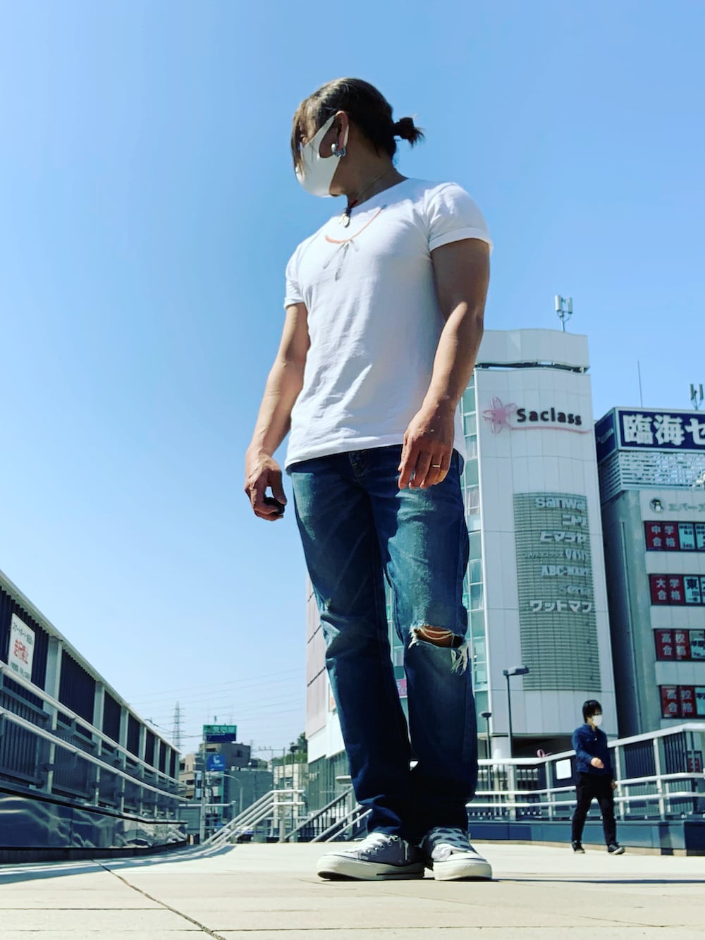 「夏コーデ、デニム、アメカジ、かっこいい50代」｜「Original.のアイテム（Tシャツ/カットソー、ホワイト系）」を使った、 tatsuma21さん（メンズ・165cm）の春コーディネートの2枚目の写真