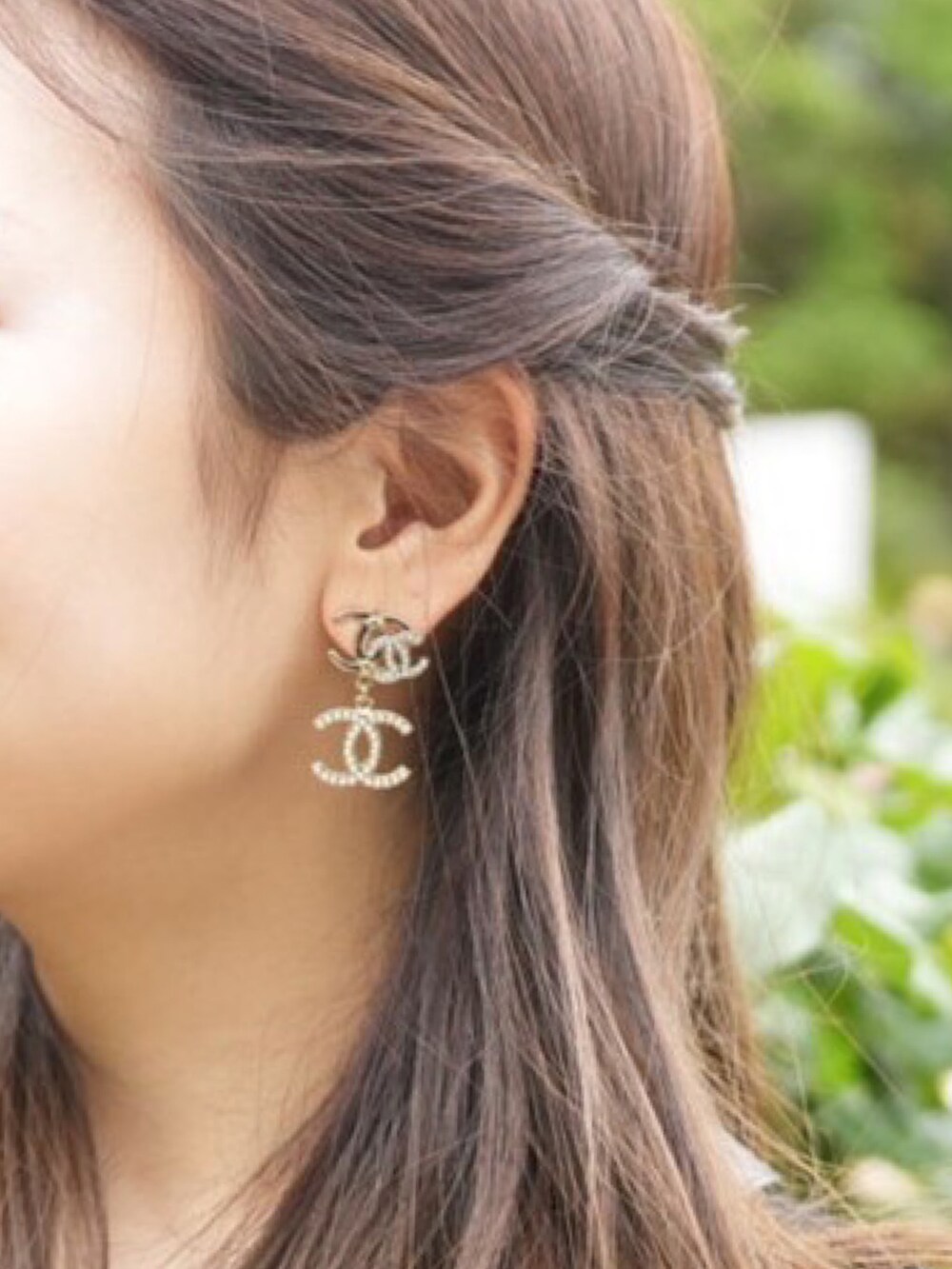 「シャネル、ボーイシャネル、休日コーデ、シンプルコーデ、ootd、モノトーン、モノトーンコーデ、シンプル、シンプルスタイル、ブラック、お洒落さんとつながりたい」｜「UNIQLOのアイテム（スラックス、ホワイト系）」を使った、cocoさん（レディース・158cm）の春コーディネートの3枚目の写真