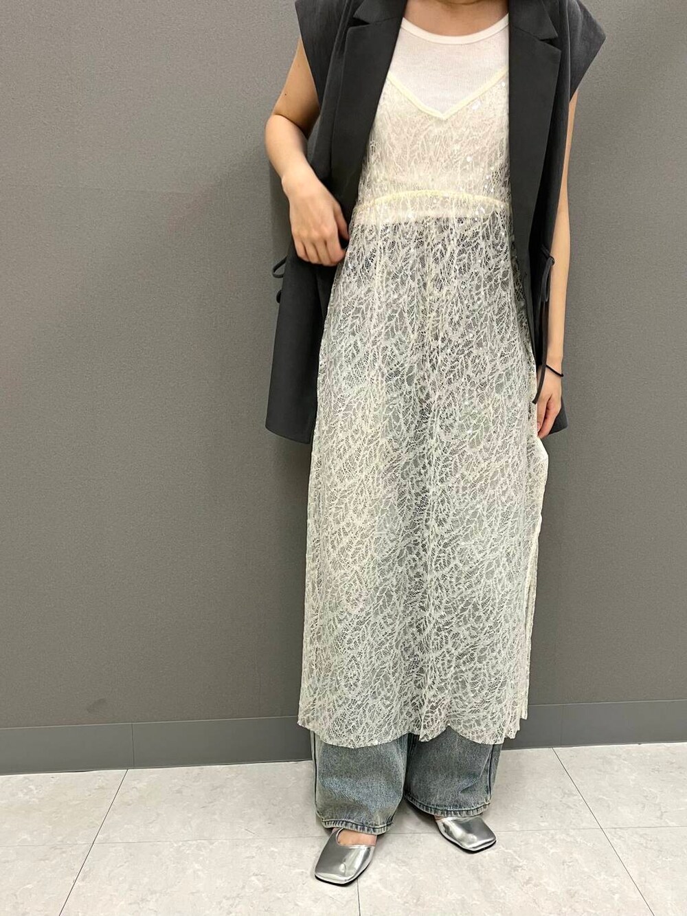 ホワイト系のTシャツ/カットソー、グレー系のベスト、シルバー系のその他シューズを着用したレディースの夏コーディネートの3枚目の写真