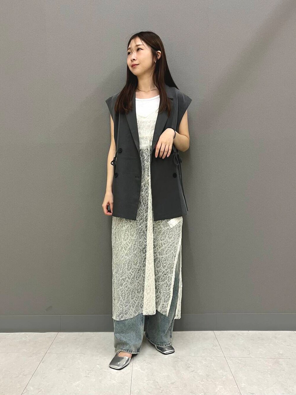 ホワイト系のTシャツ/カットソー、グレー系のベスト、シルバー系のその他シューズを着用したレディースの夏コーディネートの5枚目の写真