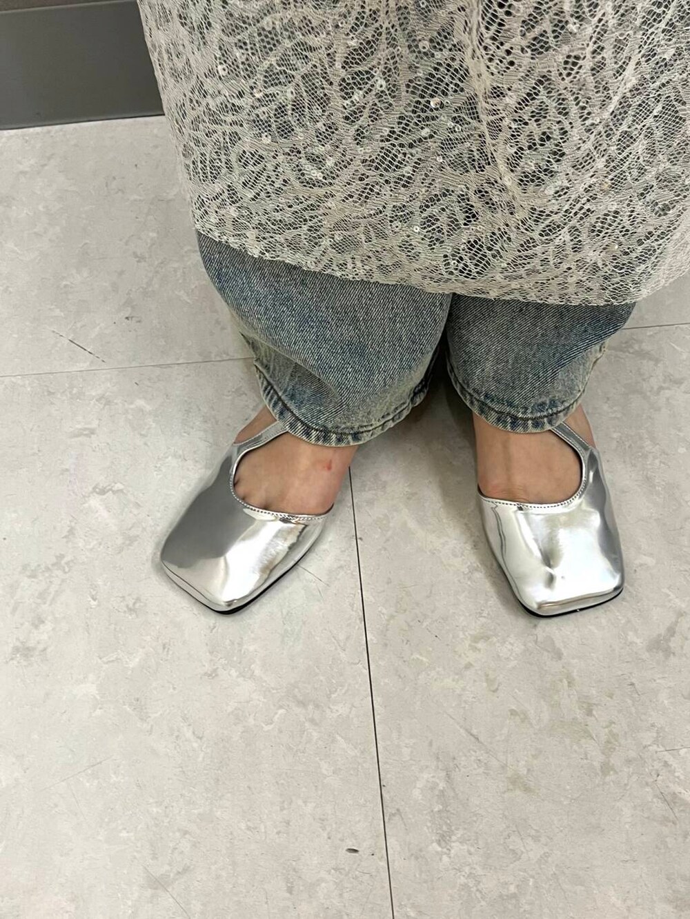 ホワイト系のTシャツ/カットソー、グレー系のベスト、シルバー系のその他シューズを着用したレディースの夏コーディネートの4枚目の写真