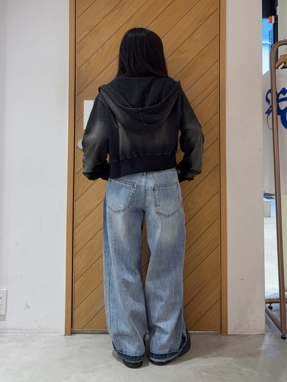 ブラック系のタンクトップ、ホワイト系のTシャツ/カットソー、グリーン系のパーカーを着用したレディースの夏コーディネートの2枚目の写真