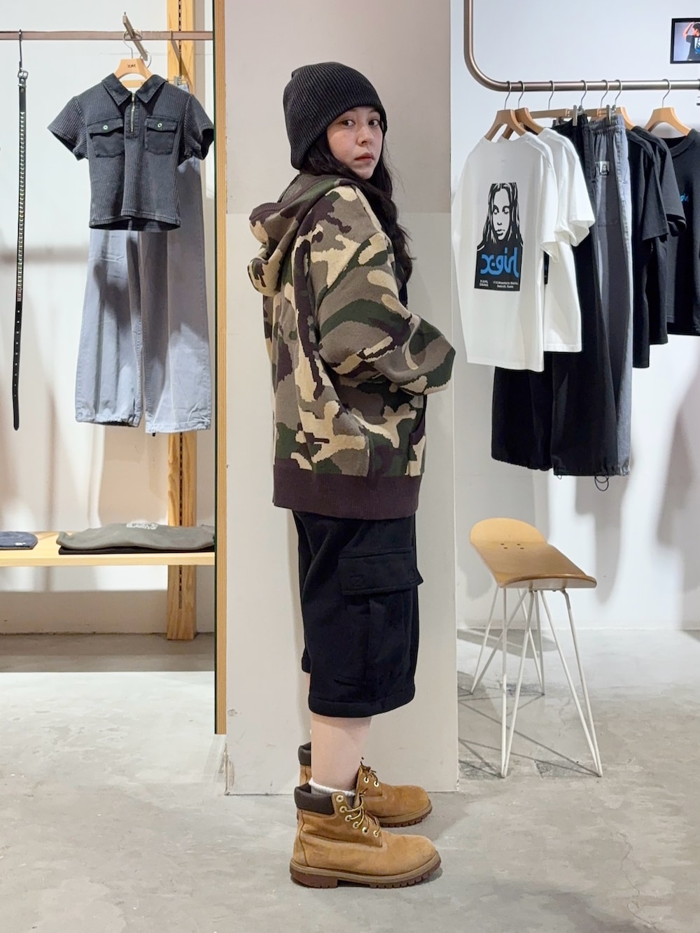 その他のニット/セーター、ブラック系のスウェットパンツ、ブラック系のニットキャップ/ビーニーを着用したレディースの秋コーディネートの3枚目の写真