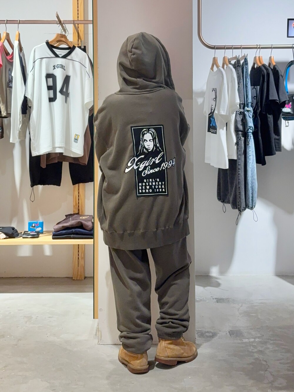 グリーン系のパーカー、グリーン系のスウェットパンツ、ブラック系のニットキャップ/ビーニーを着用したレディースの秋コーディネートの2枚目の写真