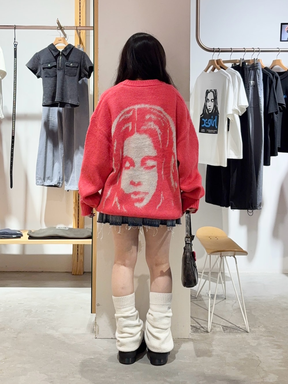 ピンク系のカーディガン/ボレロ、ブルー系のデニムスカートを着用したレディースの秋コーディネートの2枚目の写真