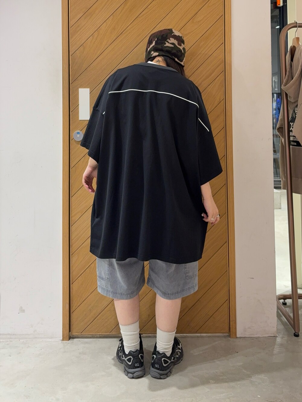 ブラック系のワンピース、グレー系のその他パンツ、その他のニットキャップ/ビーニーを着用したレディースの春コーディネートの2枚目の写真