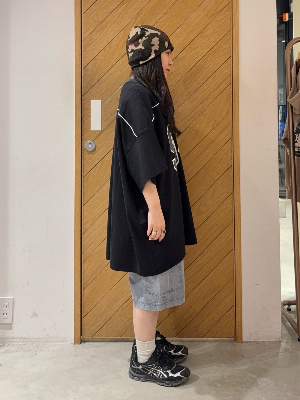 ブラック系のワンピース、グレー系のその他パンツ、その他のニットキャップ/ビーニーを着用したレディースの春コーディネートの3枚目の写真