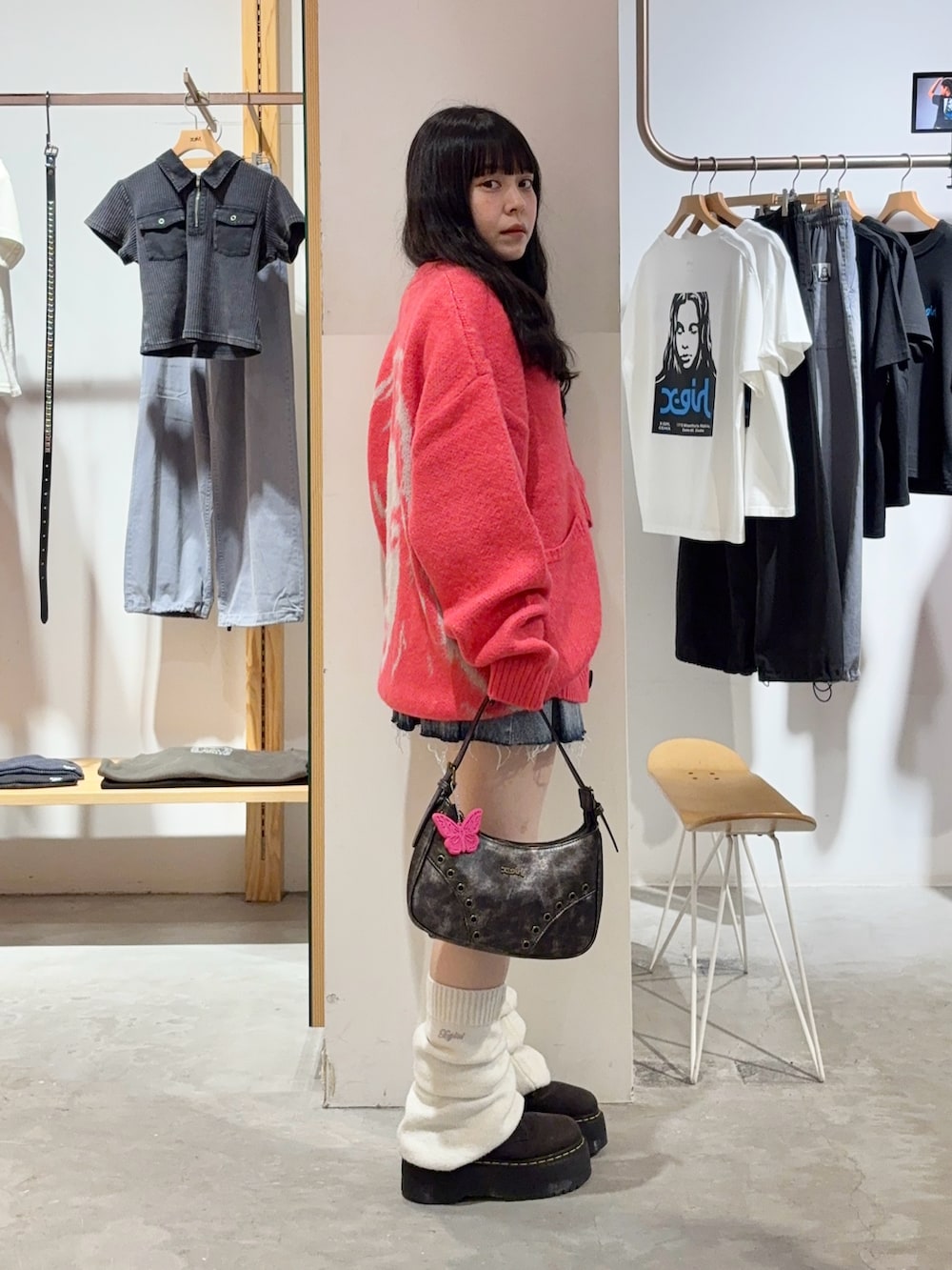 ピンク系のカーディガン/ボレロ、ブルー系のデニムスカートを着用したレディースの秋コーディネートの3枚目の写真