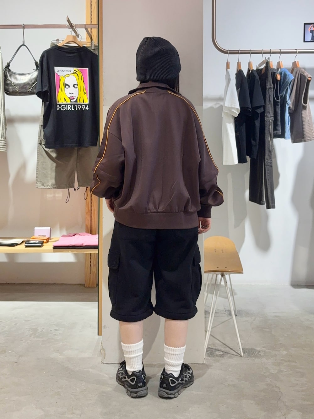 ブラウン系のジャージ、ブラック系のスウェットパンツ、ホワイト系のTシャツ/カットソーを着用したレディースの夏コーディネートの2枚目の写真