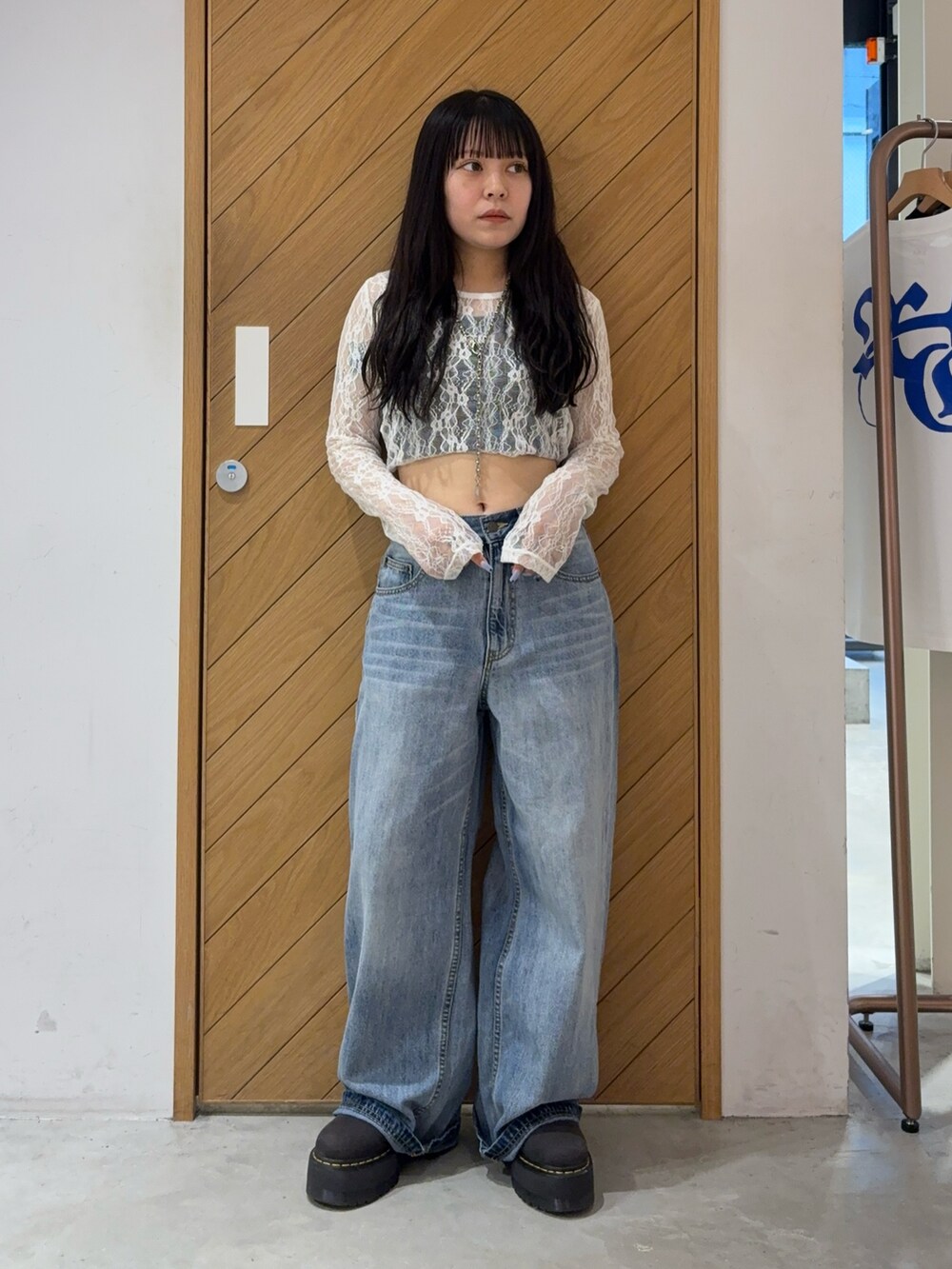 ブラック系のタンクトップ、ホワイト系のTシャツ/カットソー、グリーン系のパーカーを着用したレディースの夏コーディネートの3枚目の写真