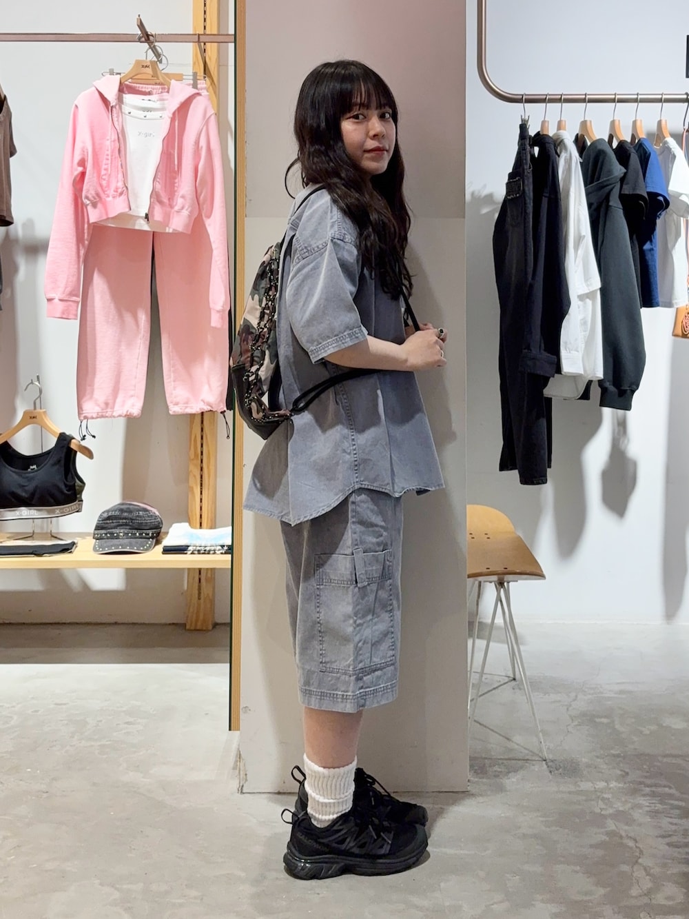 ホワイト系のTシャツ/カットソー、グレー系のシャツ/ブラウス、グレー系のその他パンツを着用したレディースの春コーディネートの3枚目の写真