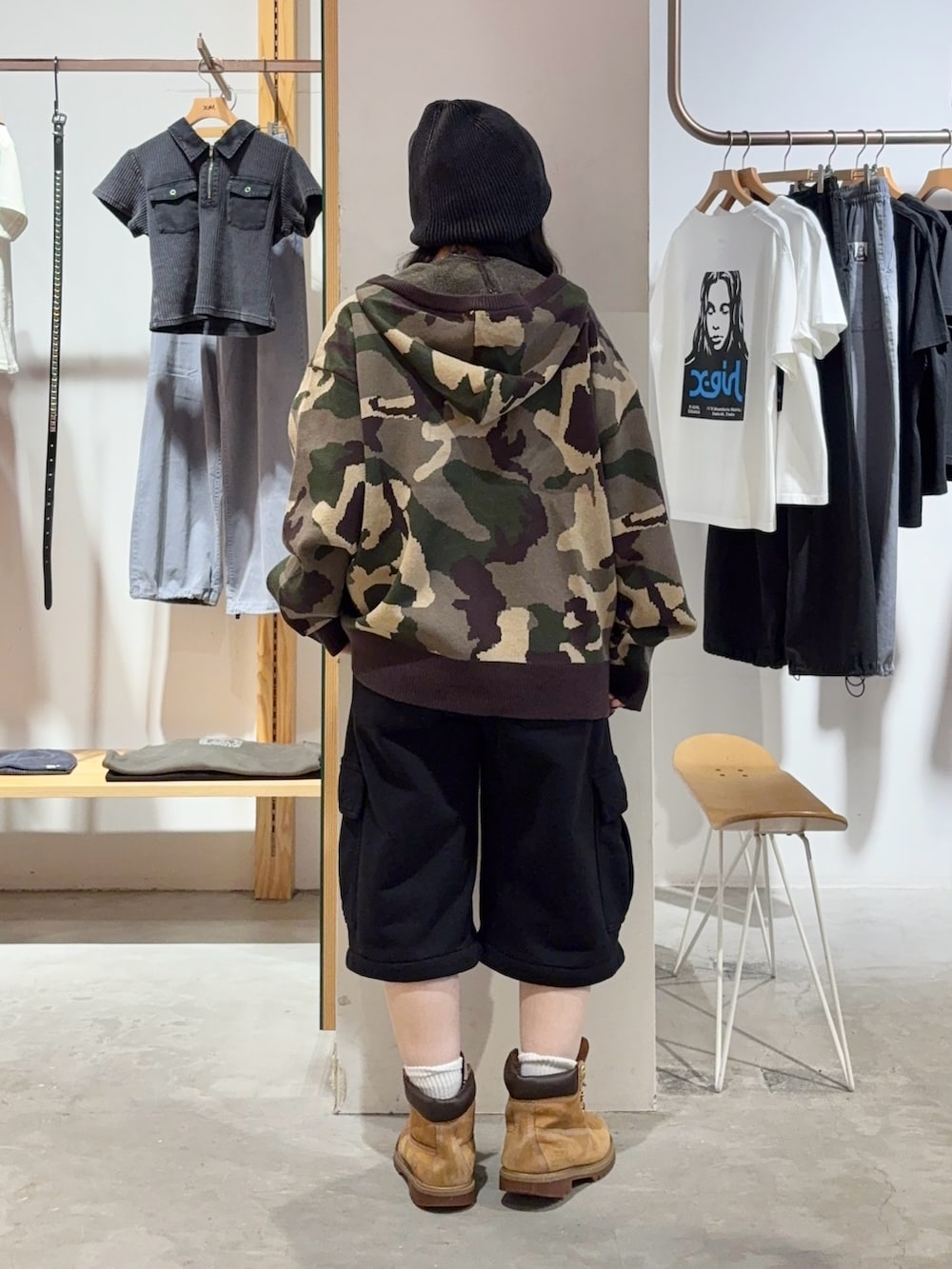 その他のニット/セーター、ブラック系のスウェットパンツ、ブラック系のニットキャップ/ビーニーを着用したレディースの秋コーディネートの2枚目の写真