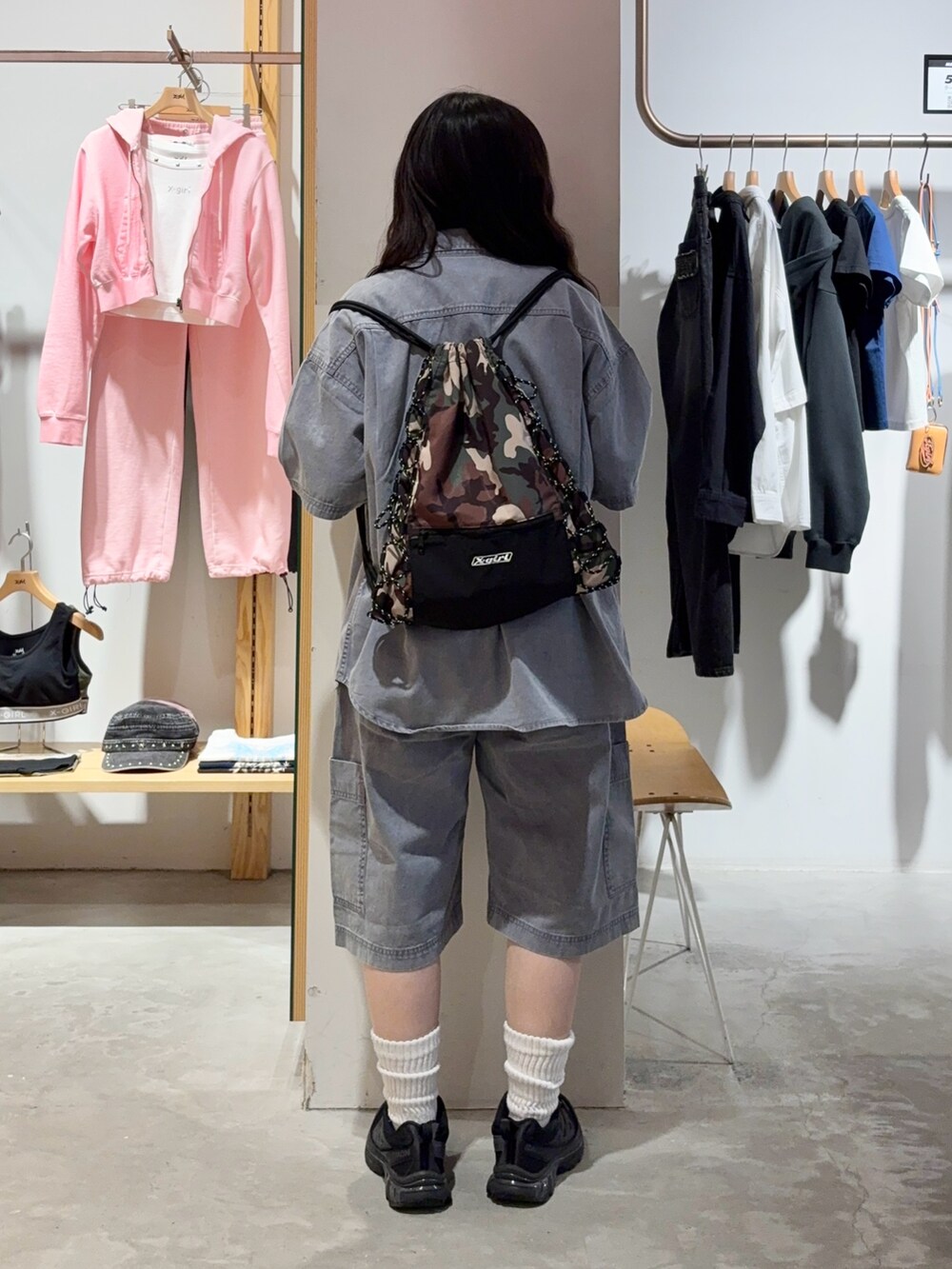 ホワイト系のTシャツ/カットソー、グレー系のシャツ/ブラウス、グレー系のその他パンツを着用したレディースの春コーディネートの2枚目の写真