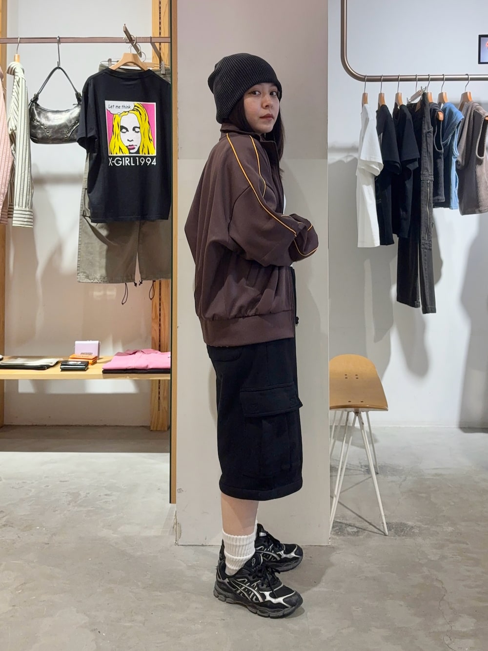 ブラウン系のジャージ、ブラック系のスウェットパンツ、ホワイト系のTシャツ/カットソーを着用したレディースの夏コーディネートの3枚目の写真