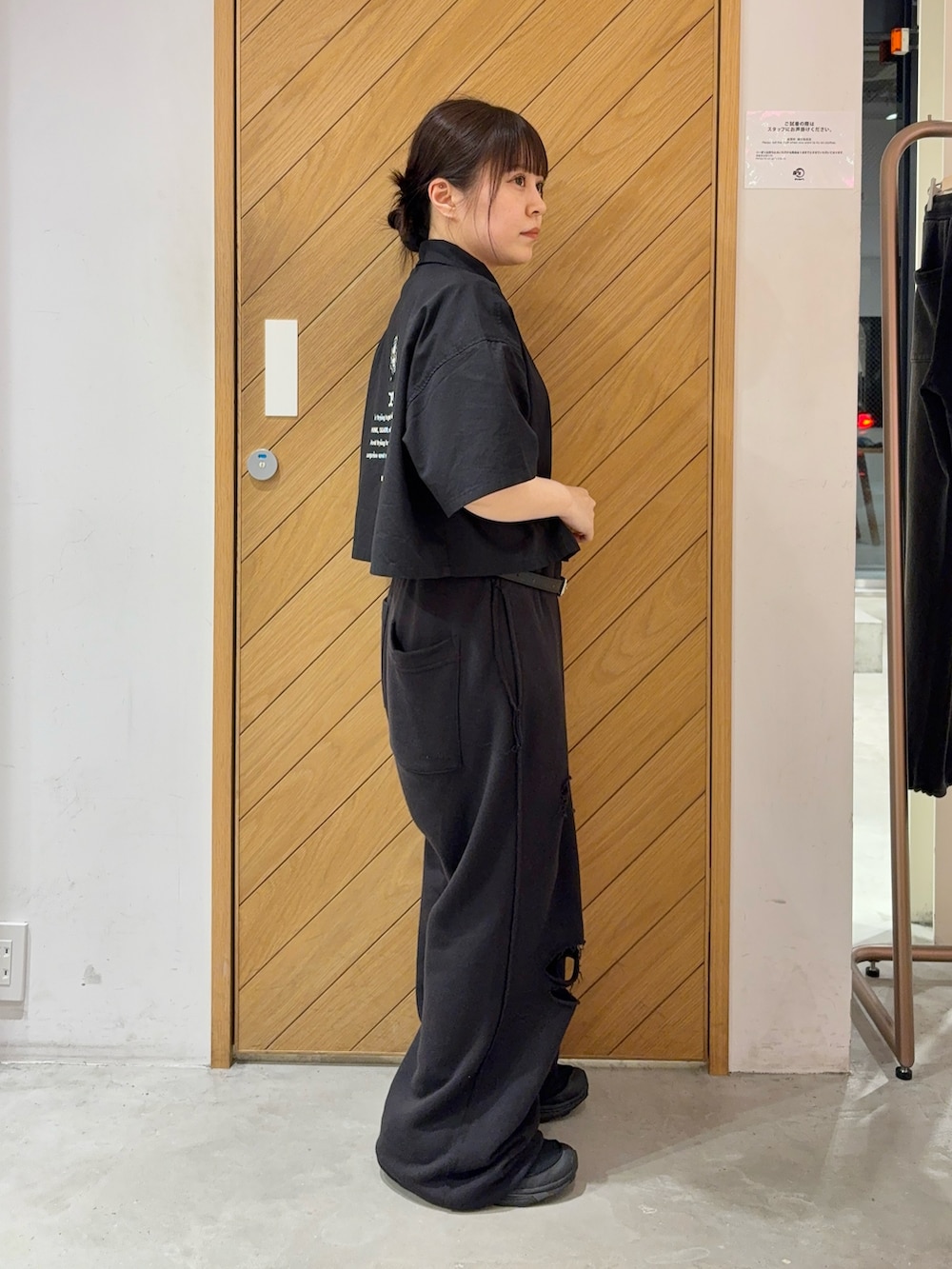 ブラック系のスウェットパンツ、ブラック系のシャツ/ブラウスを着用したレディースの夏コーディネートの3枚目の写真