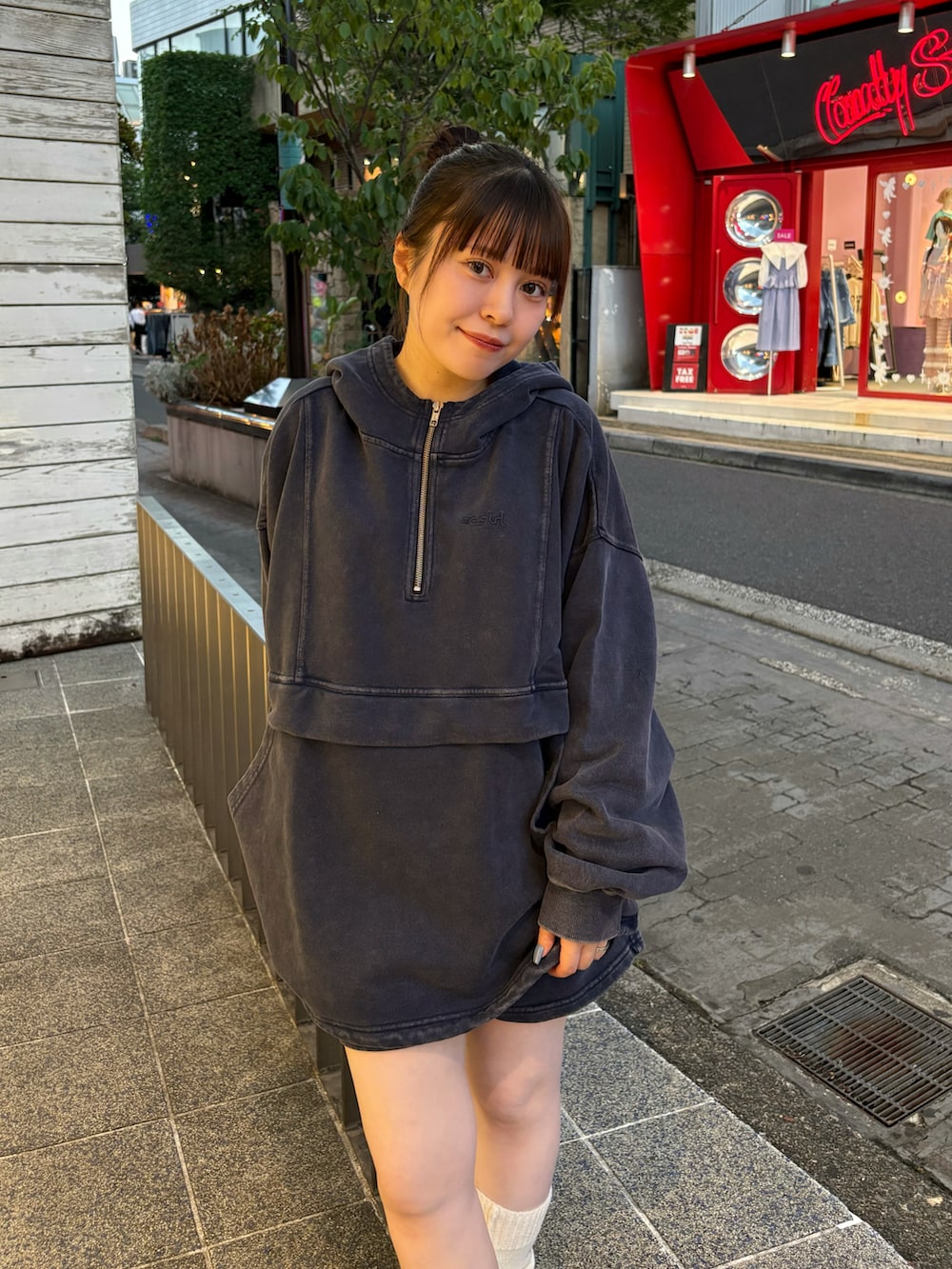 ブルー系のパーカー、ブルー系のスウェットパンツを着用したレディースの夏コーディネートの2枚目の写真