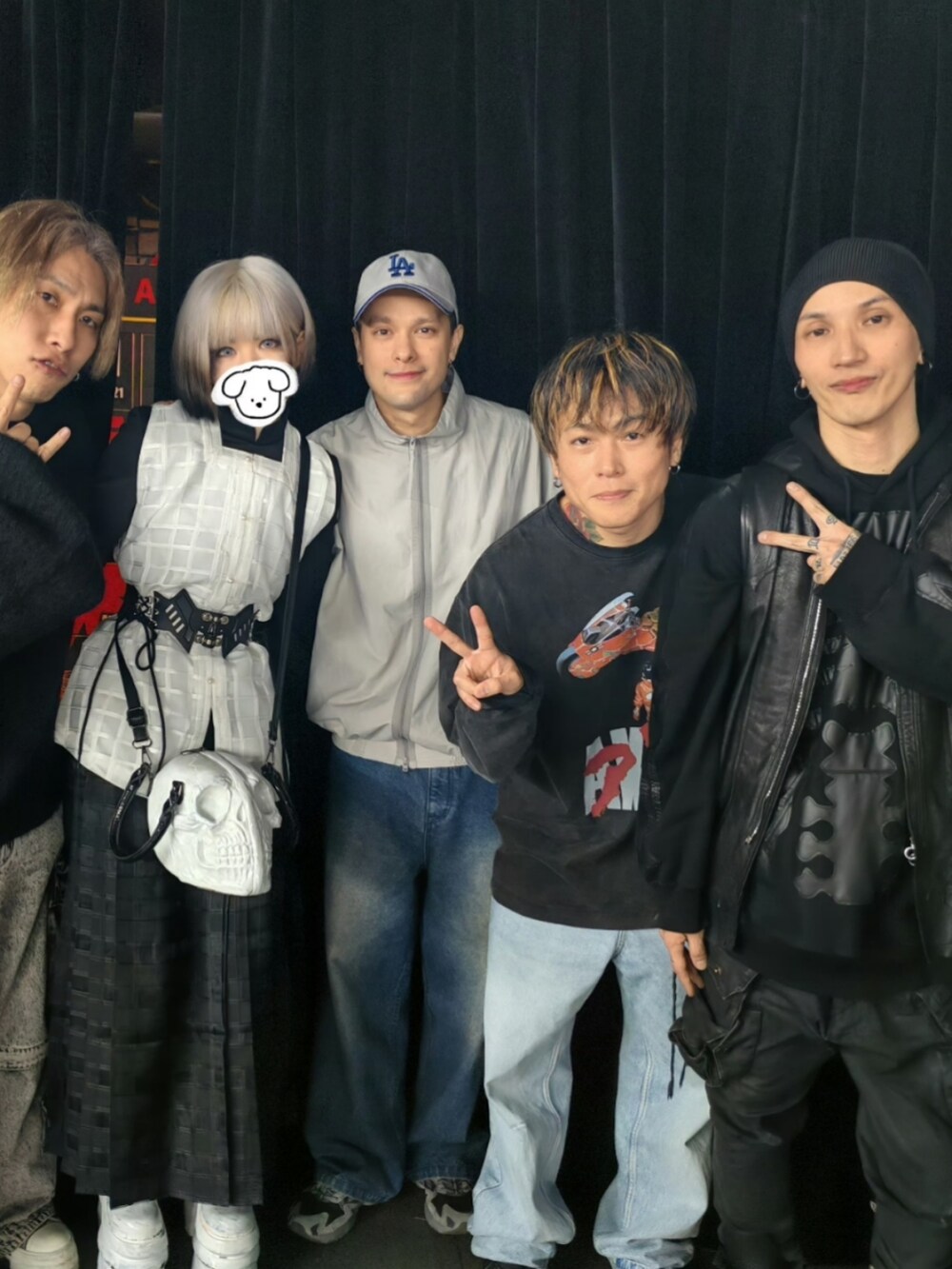 ホワイト系のベスト、ブラック系のスカート、ブラック系のワンピースを着用したレディースの秋コーディネートの3枚目の写真