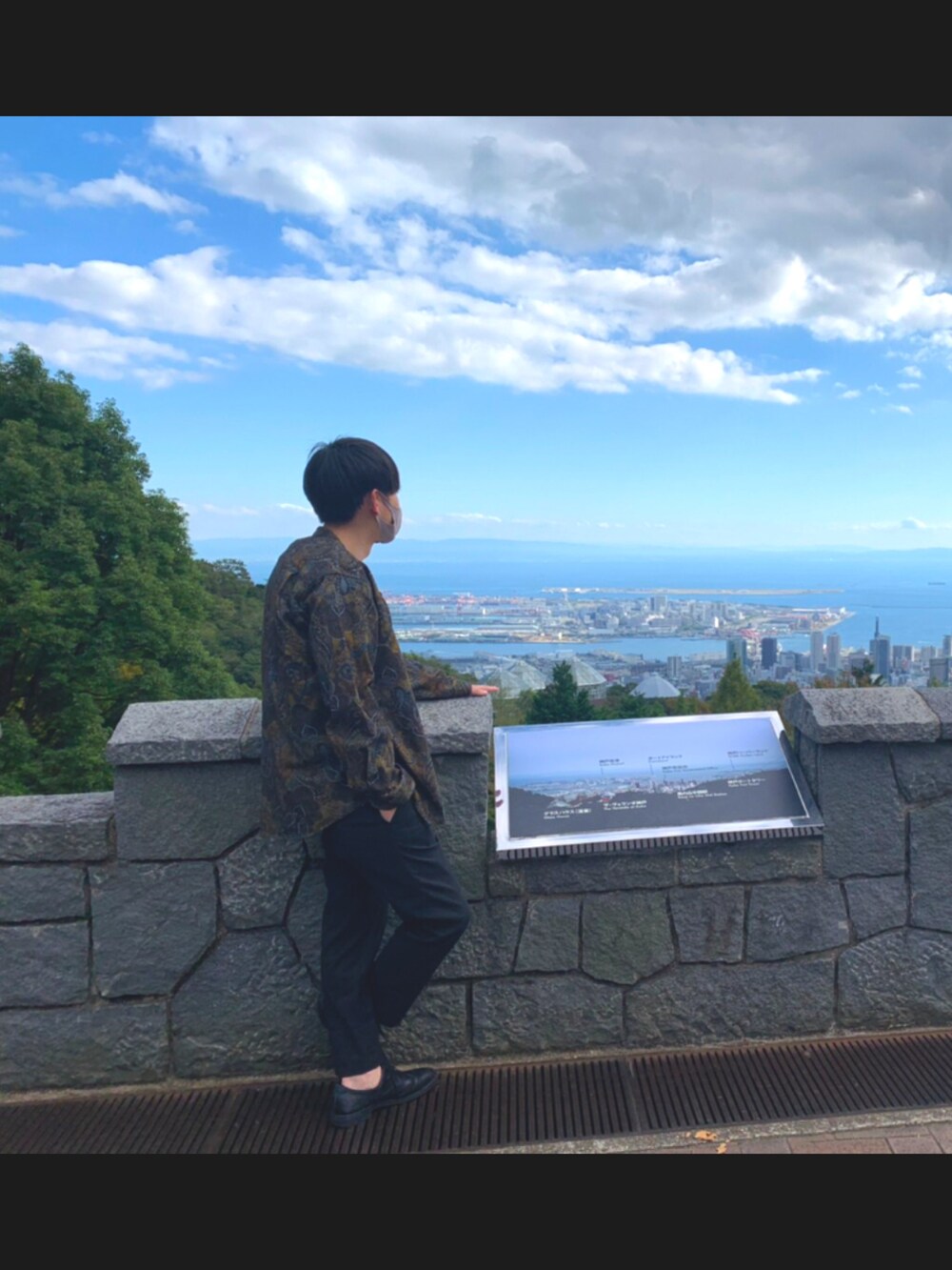 ブラック系のスラックス、ブラウン系のシャツ/ブラウス、ブラック系のドレスシューズを着用したメンズの秋コーディネートの2枚目の写真