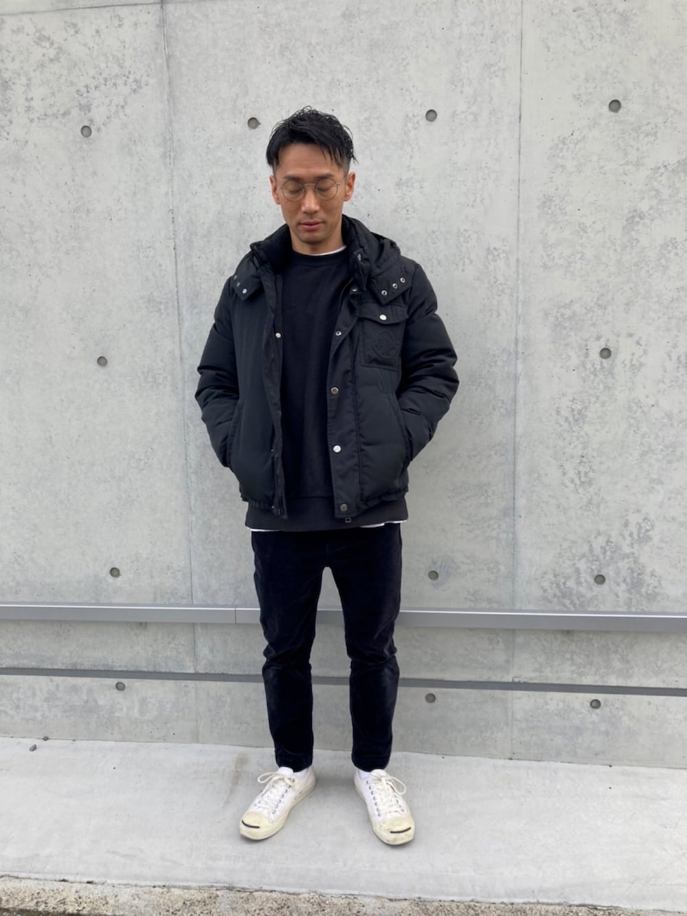 ブラック系のダウンジャケット/コート、ブラック系のトップス、グレー系のその他パンツを着用したメンズの冬コーディネートの2枚目の写真