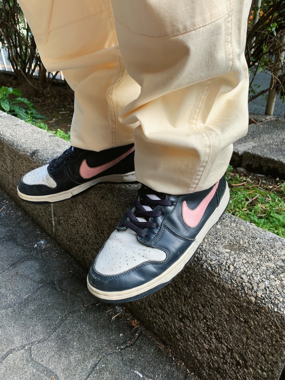 「WHO’S WHO gallery、スタジャン、ダンク、nike dunk、キャップ、白パンツ、ミリタリーパンツ、オーバーサイズ、アメカジ、ストリート、冬のコーデ、スタジャンコーデ」｜「C.EのC.E／シーイー CAV EMPT DESIGN LOW CAP（キャップ、ブラック系）」を使った、mitsuoさん（骨格ストレート・メンズ・176cm）の冬コーディネートの4枚目の写真