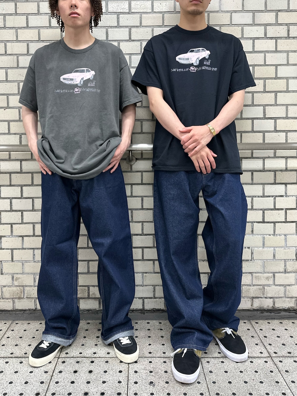 「WHO’S WHO gallery、Tシャツ、グラフィックＴ、デニム、デニムパンツ、シンプルコーデ、お出かけコーデ日記、休日スタイル、大人コーデ、アメカジ、キャップコーデ、キャップ」｜「WHO'S WHO galleryのCOPPER FACT レーシングBIGTEE（Tシャツ/カットソー、ブラック系）」を使った、mitsuoさん（骨格ストレート・メンズ・176cm）の春コーディネートの3枚目の写真