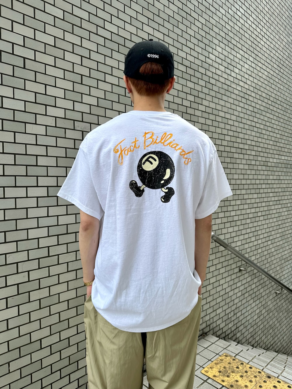 「WHO’S WHO gallery、ベスト、パラシュートパンツ、ミリタリーパンツ、ベージュ、wtaps、キャップ、キャップコーデ、キレイめ、夏コーデ、Tシャツ」｜「WHO'S WHO galleryのCOOPER FACTミリタリースタンドカラーベスト（ベスト、ブラック系）」を使った、mitsuoさん（骨格ストレート・メンズ・176cm）の春コーディネートの5枚目の写真