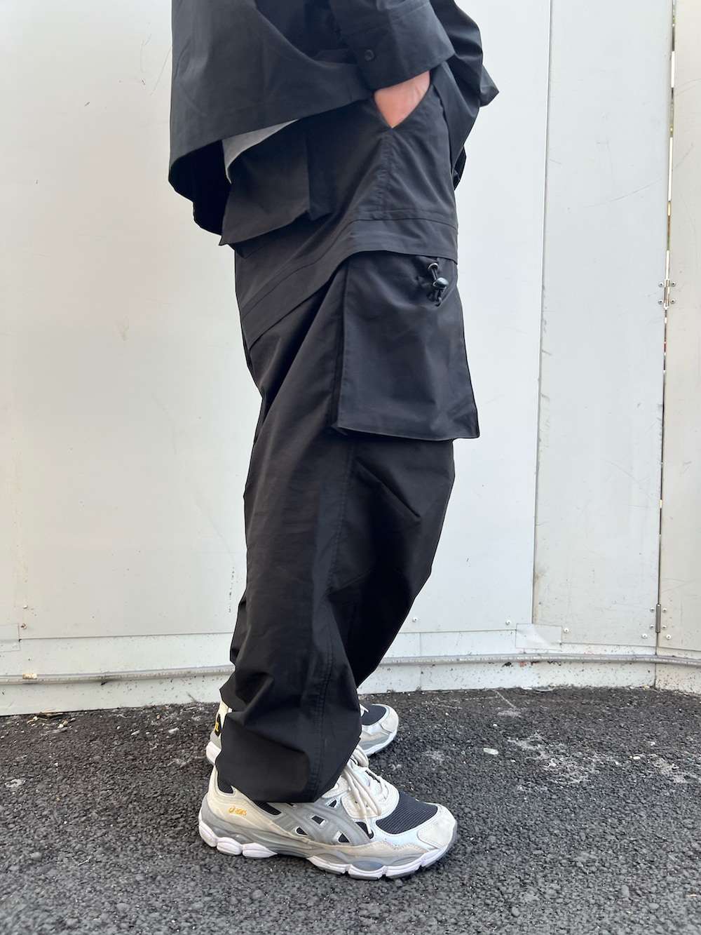 「WHO’S WHO gallery、カーゴパンツ、オールブラック、ブラックコーデ、セットアップ、ミリタリージャケット、ミリタリーコーデ、asics、シャツスタイル、シンプルコーデ、ワントーンコーデ、ストリート」｜「WHO'S WHO galleryのCOOPER FACTミリタリーシャツジャケット（シャツ/ブラウス、ブラック系）」を使った、mitsuoさん（骨格ストレート・メンズ・176cm）の春コーディネートの5枚目の写真