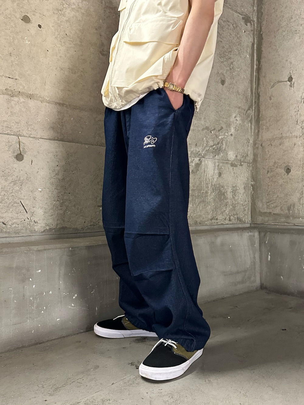 「WHO’S WHO gallery、ベスト、春夏コーデ、カーゴパンツ、パラシュートパンツ、デニムパンツ、白、ワイドパンツ、ビッグシルエット、お出かけコーデ日記、Tシャツコーデ、レイヤードスタイル」｜「WHO'S WHO galleryのCOOPER FACTミリタリースタンドカラーベスト（ベスト、ホワイト系）」を使った、mitsuoさん（骨格ストレート・メンズ・176cm）の春コーディネートの3枚目の写真
