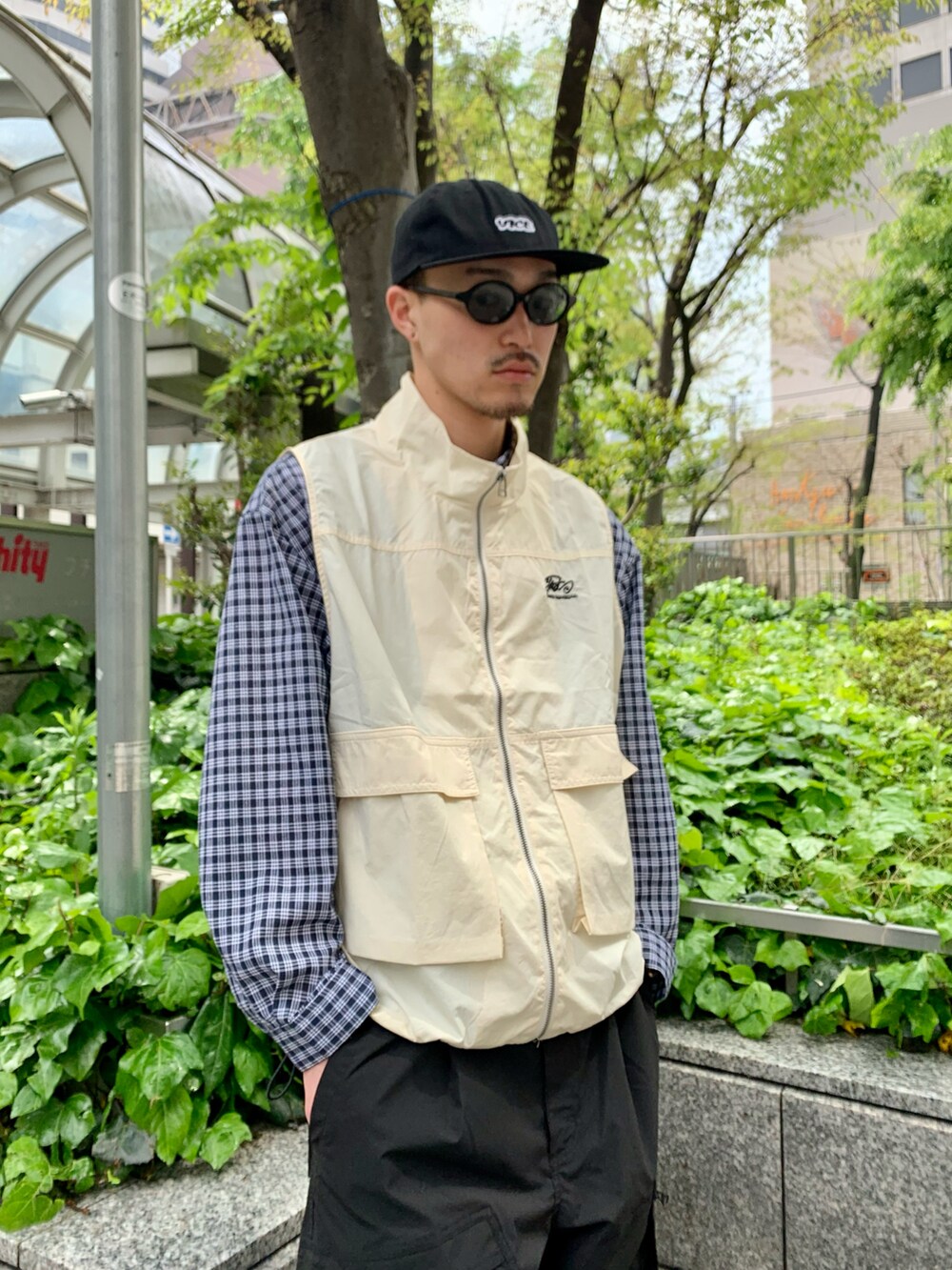 「WHO’S WHO gallery、ベスト×シャツ、ベスト、ミリタリーパンツ、カーゴパンツ、チェックシャツ、レイヤードスタイル、ホワイトコーデ、VANS、キャップ、サングラス、カジュアル、ストリート、ミリタリー」｜「WHO'S WHO galleryのCOOPER FACTスタンドカラーベスト（ベスト、ホワイト系）」を使った、mitsuoさん（骨格ストレート・メンズ・176cm）の春コーディネートの3枚目の写真