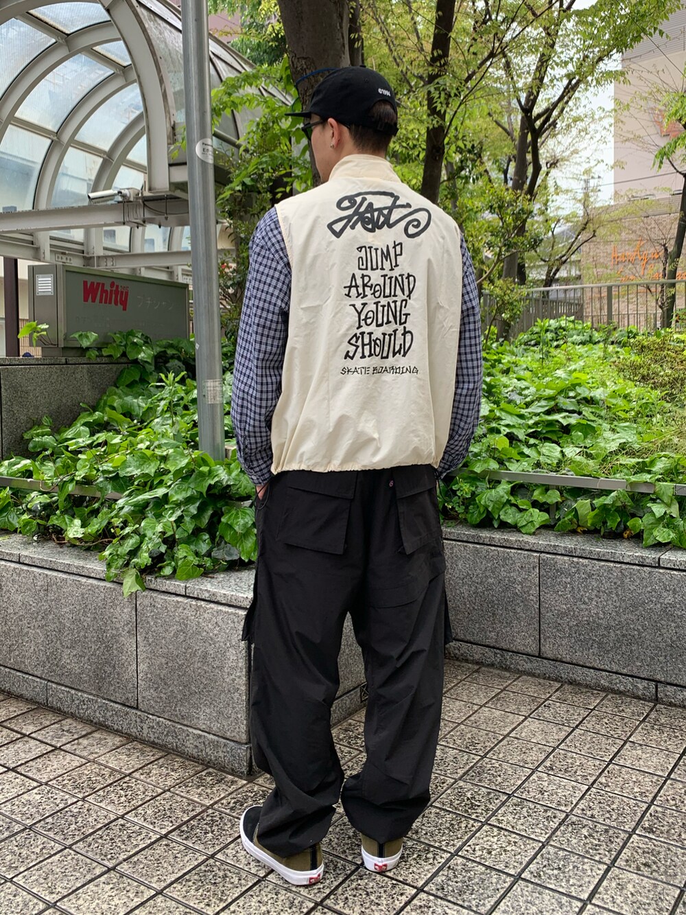 「WHO’S WHO gallery、ベスト×シャツ、ベスト、ミリタリーパンツ、カーゴパンツ、チェックシャツ、レイヤードスタイル、ホワイトコーデ、VANS、キャップ、サングラス、カジュアル、ストリート、ミリタリー」｜「WHO'S WHO galleryのCOOPER FACTスタンドカラーベスト（ベスト、ホワイト系）」を使った、mitsuoさん（骨格ストレート・メンズ・176cm）の春コーディネートの2枚目の写真