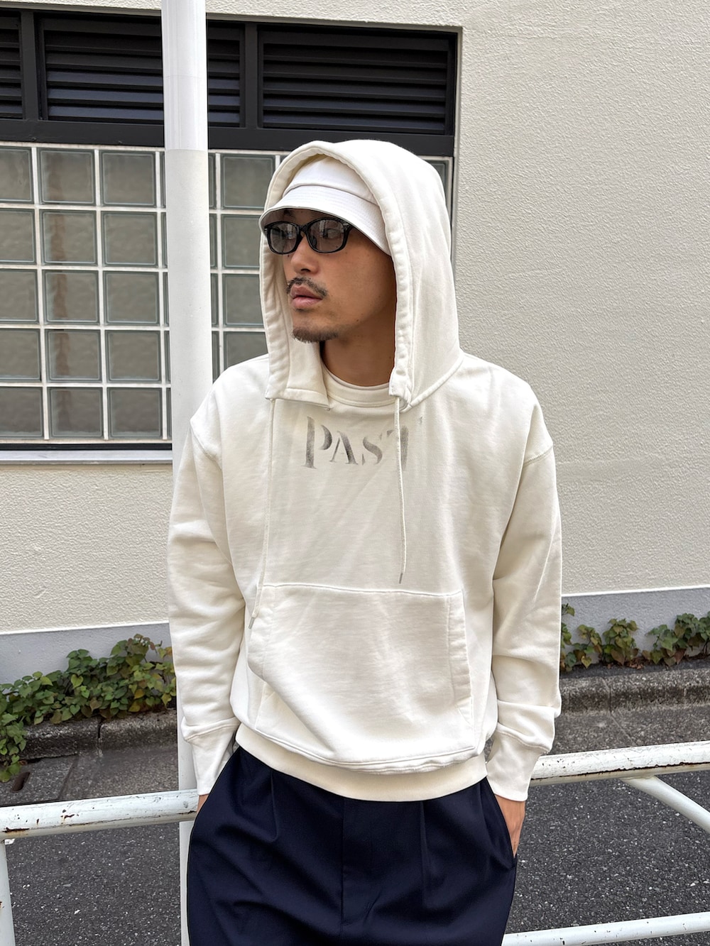 ホワイト系のパーカーを着用したメンズの秋コーディネートの2枚目の写真